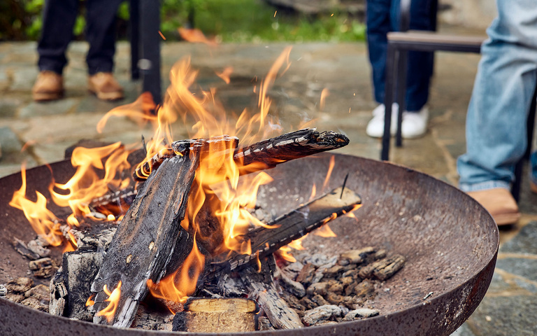 Feuerschale und Grillen