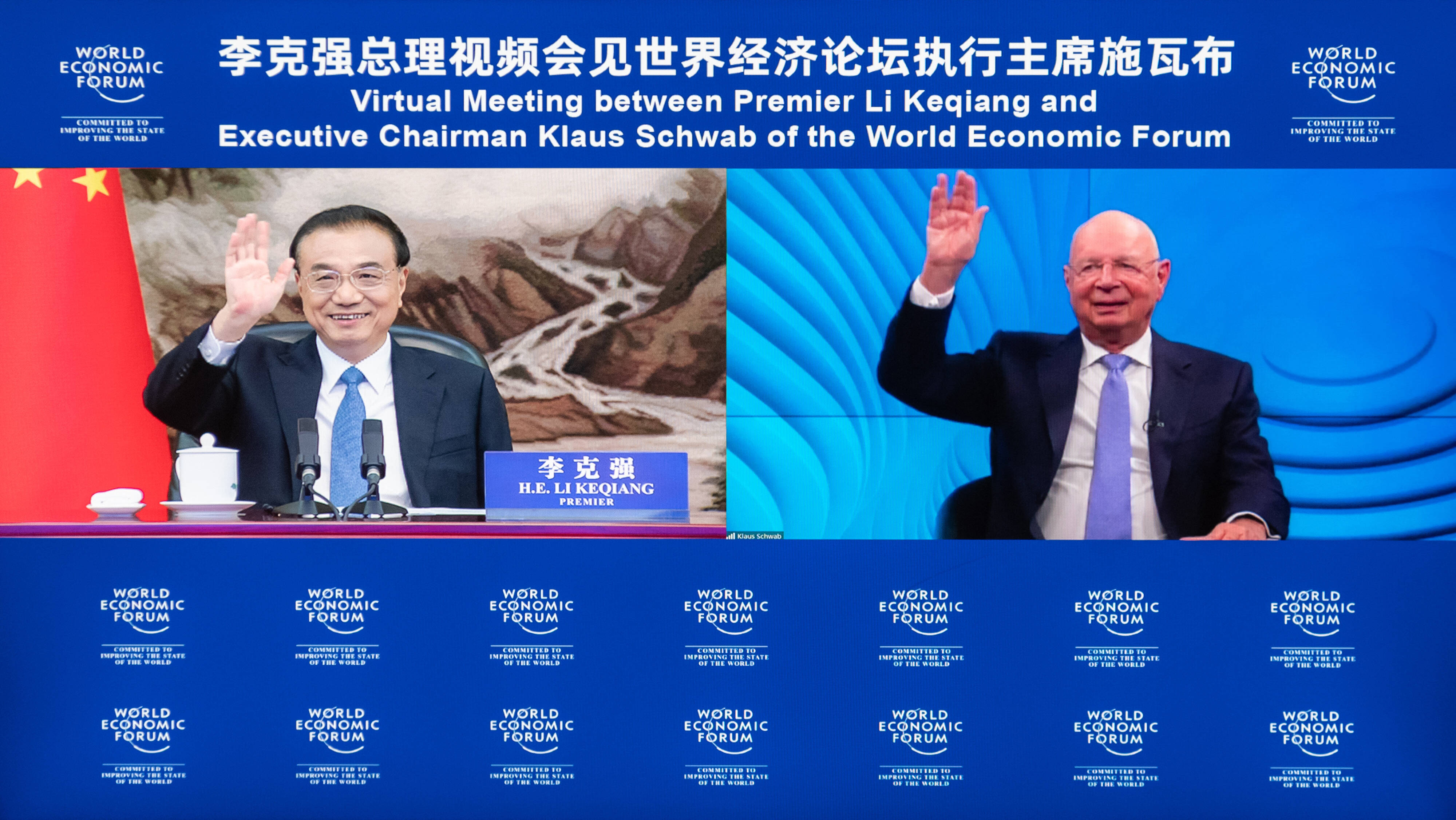 Der Premier der Volksrepublik China, Li Keqiang, im Gespräch mit Klaus Schwab, Chef des Weltwirtschaftsforums: Der Kommunist und der Liberale kämpfen beide auf ihre Weise gegen Tradition und Religion Der Premier der Volksrepublik China, Li Keqiang, im Gespräch mit Klaus Schwab, Chef des Weltwirtschaftsforums: Der Kommunist und der Liberale kämpfen beide auf ihre Weise gegen Tradition und Religion