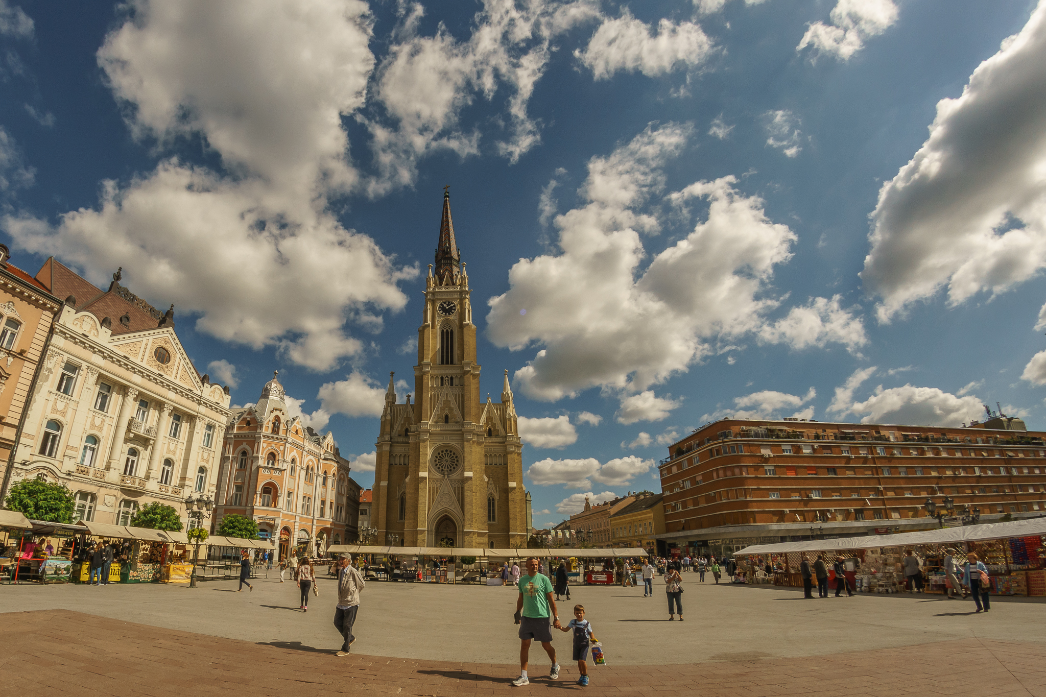 Blick auf Novi Sad (Neusatz) mit der neogotischen Kirche Maria Namen. Die heutige Hauptstadt der serbischen Provinz Vojvodina geht auf den Bau eines Zisterzienserklosters zurück und teilt sich den Titel Kulturhauptstadt 2022 mit Kaunas und Esch Blick auf Novi Sad (Neusatz) mit der neogotischen Kirche Maria Namen. Die heutige Hauptstadt der serbischen Provinz Vojvodina geht auf den Bau eines Zisterzienserklosters zurück und teilt sich den Titel Kulturhauptstadt 2022 mit Kaunas und Esch