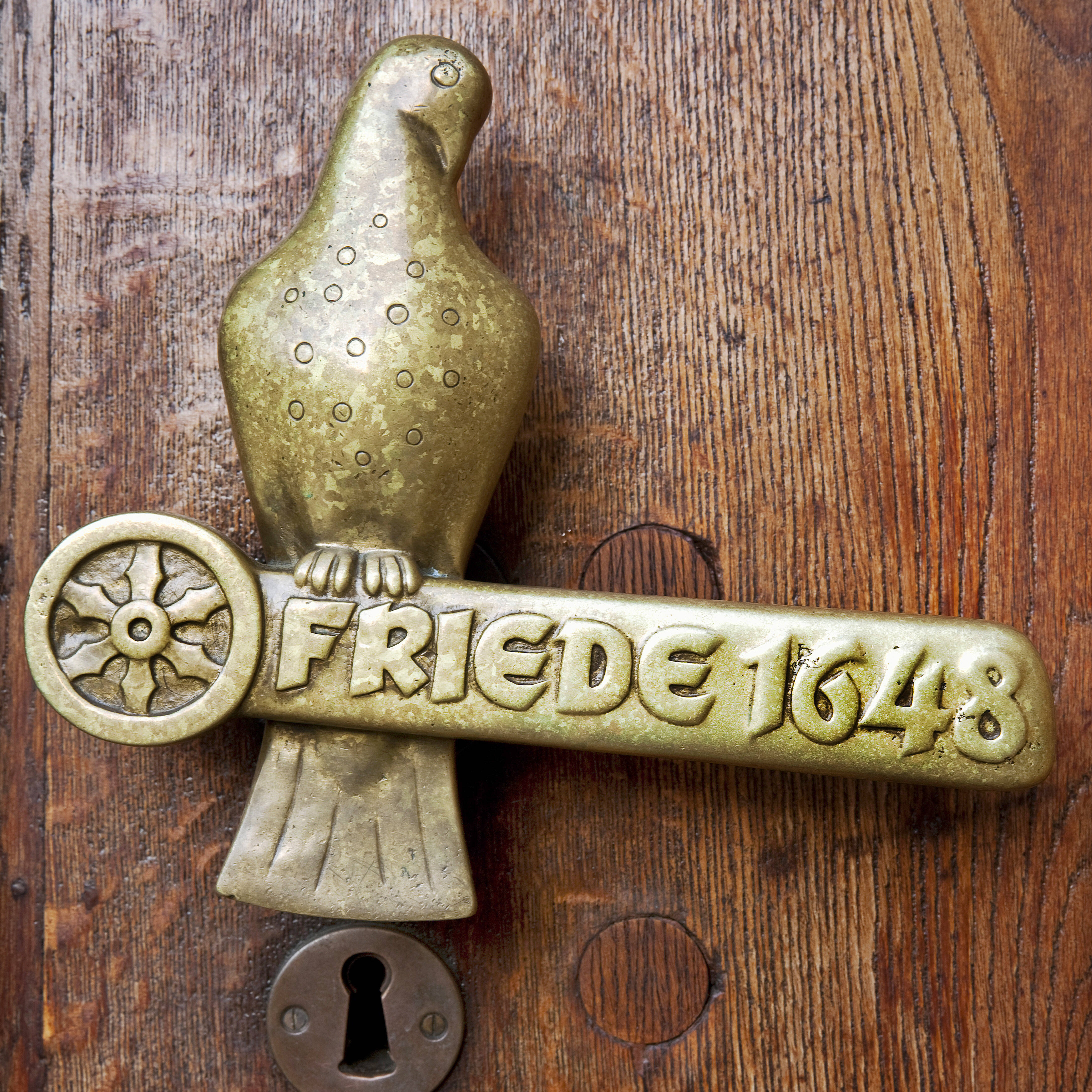 Türgriff im Rathaus zu Osnabrück als Erinnerung an den Friedensschluss von 1648 Türgriff im Rathaus zu Osnabrück als Erinnerung an den Friedensschluss von 1648