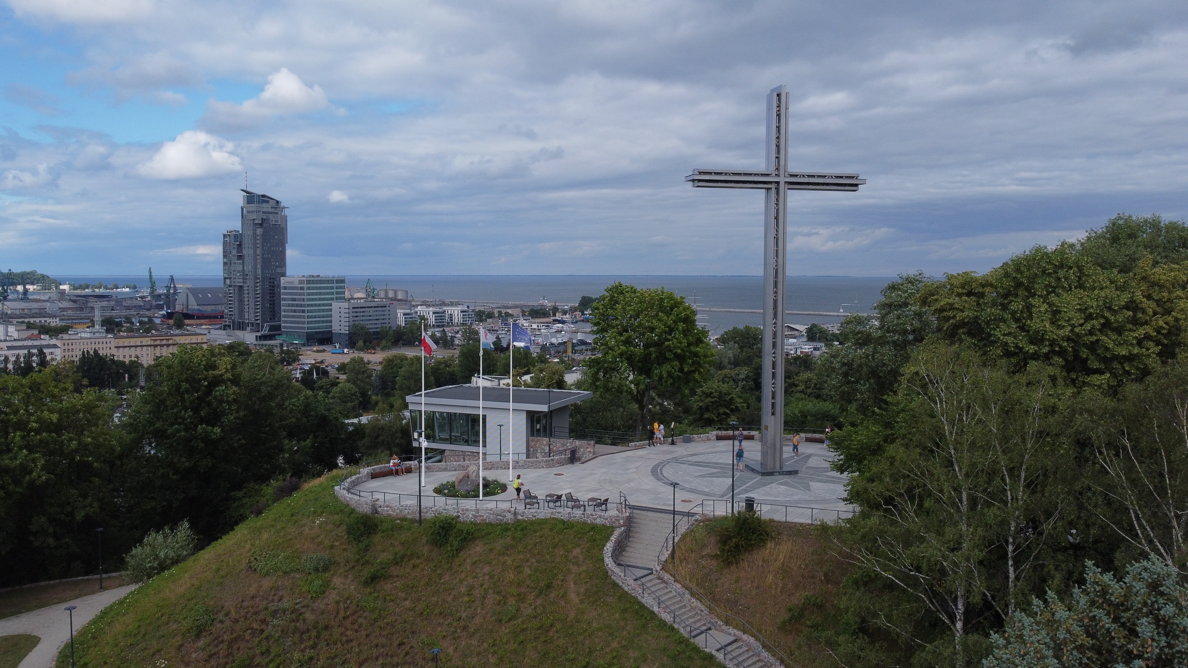 Blick auf Gdingen mit dem Hafen, im Vordergrund der Steinberg (Kamienna Góra) mit dem weithin sichtbaren Kreuz: Die Sicherheitslage ist mit schwedischen Verhältnissen nicht zu vergleichen Blick auf Gdingen mit dem Hafen, im Vordergrund der Steinberg (Kamienna Góra) mit dem weithin sichtbaren Kreuz: Die Sicherheitslage ist mit schwedischen Verhältnissen nicht zu vergleichen