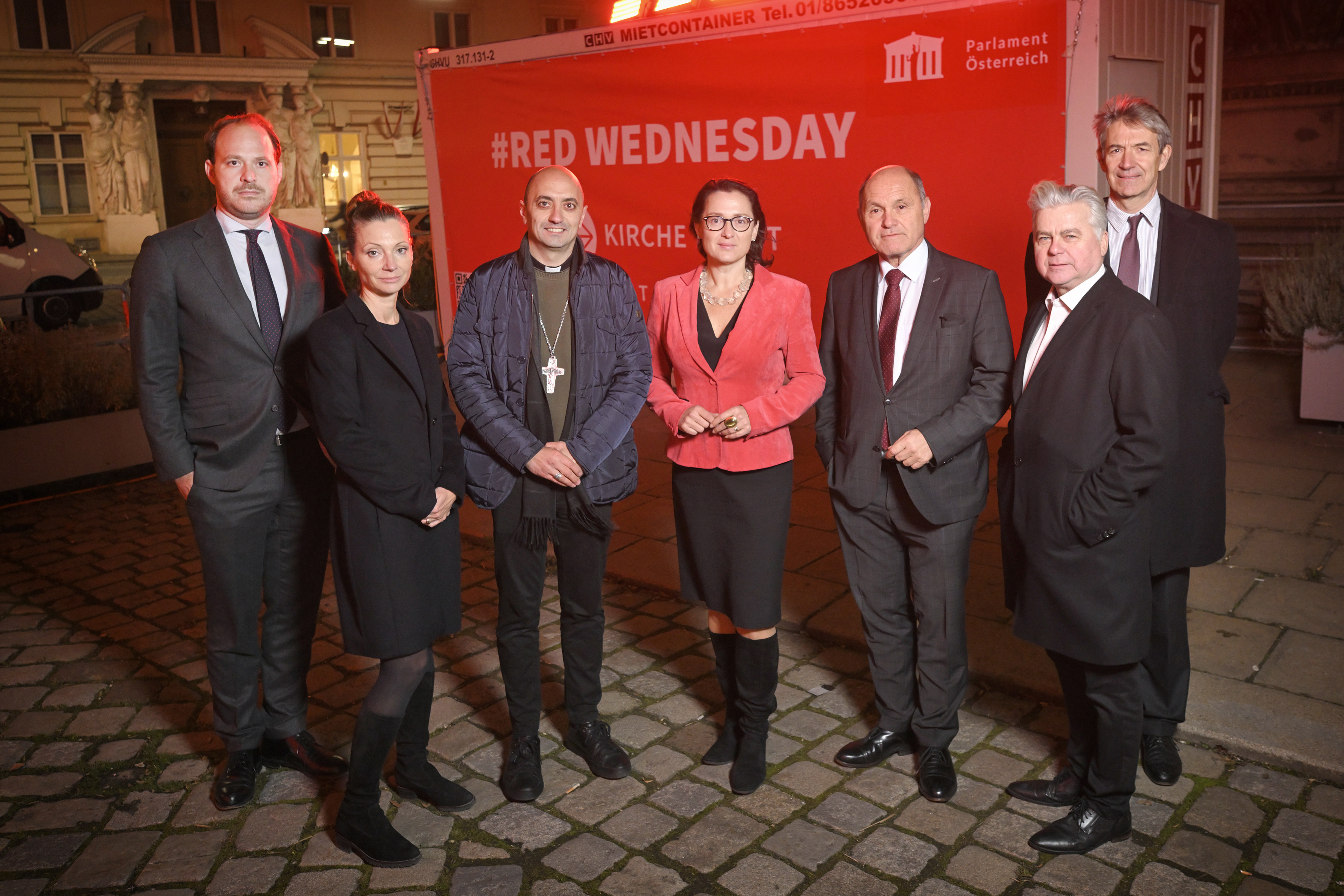 Die österreichischen Nationalratsabgeordneten Gudrun Kugler (4. v. l.) und Wolfgang Sobotka (5. v. l.) setzten sich besonders für die Beleuchtung von Regierungsgebäuden ein Die österreichischen Nationalratsabgeordneten Gudrun Kugler (4. v. l.) und Wolfgang Sobotka (5. v. l.) setzten sich besonders für die Beleuchtung von Regierungsgebäuden ein