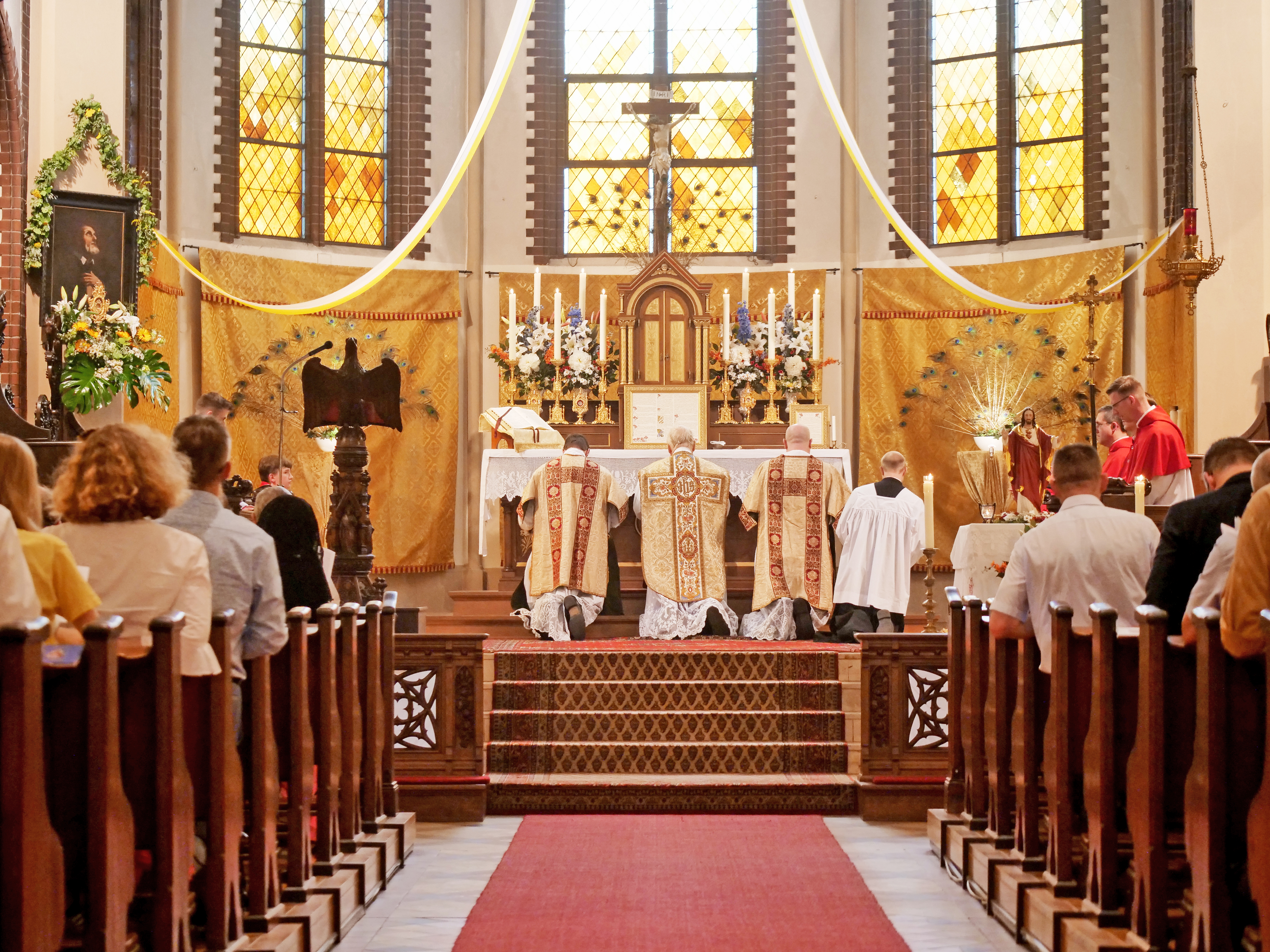 In St. Afra feiern die Priester die Messe mit dem Rücken zu den Gläubigen – hin zum Tabernakel mit dem Allerheiligsten In St. Afra feiern die Priester die Messe mit dem Rücken zu den Gläubigen – hin zum Tabernakel mit dem Allerheiligsten