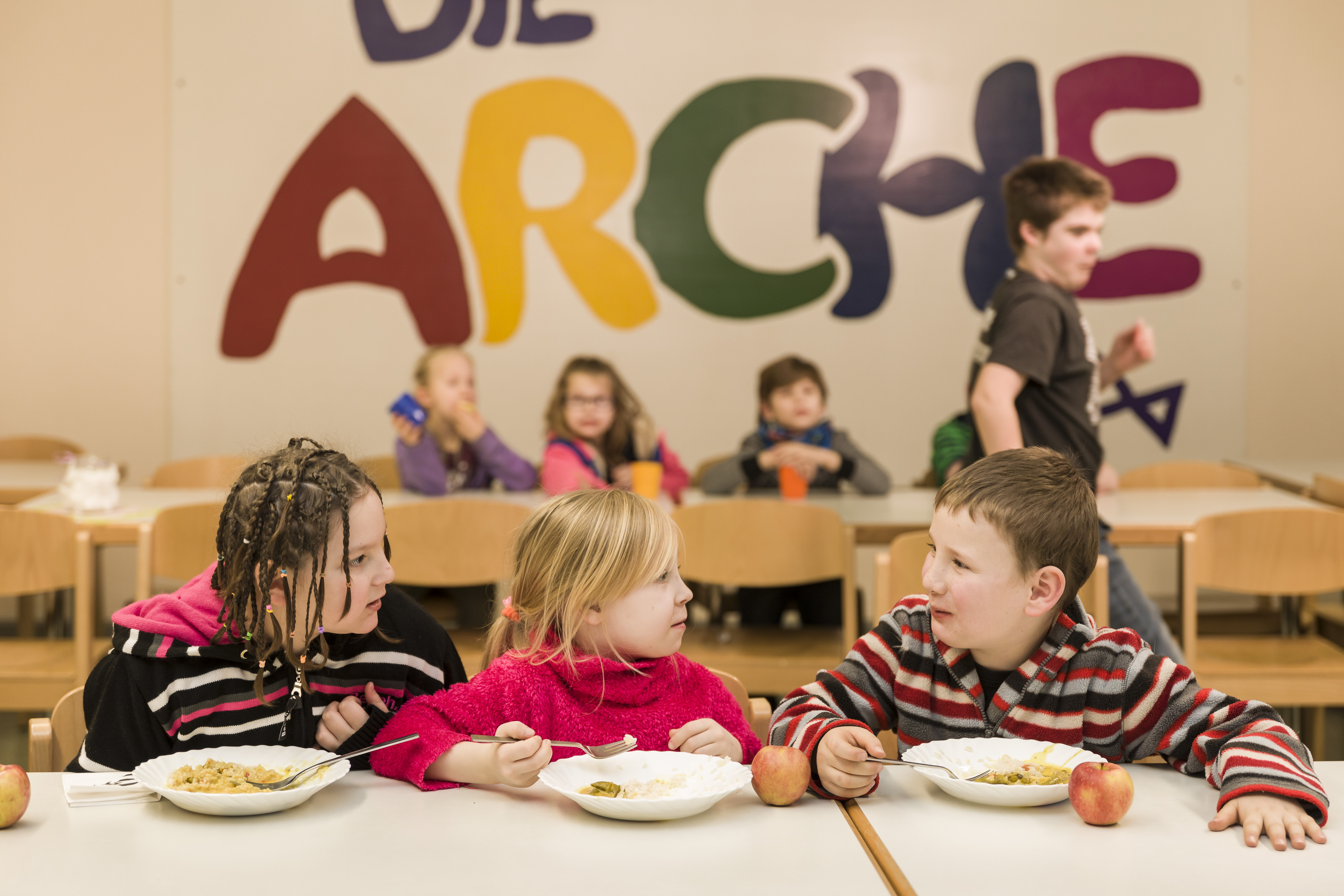 „Arche-Kinder“ beim Mittagessen „Arche-Kinder“ beim Mittagessen