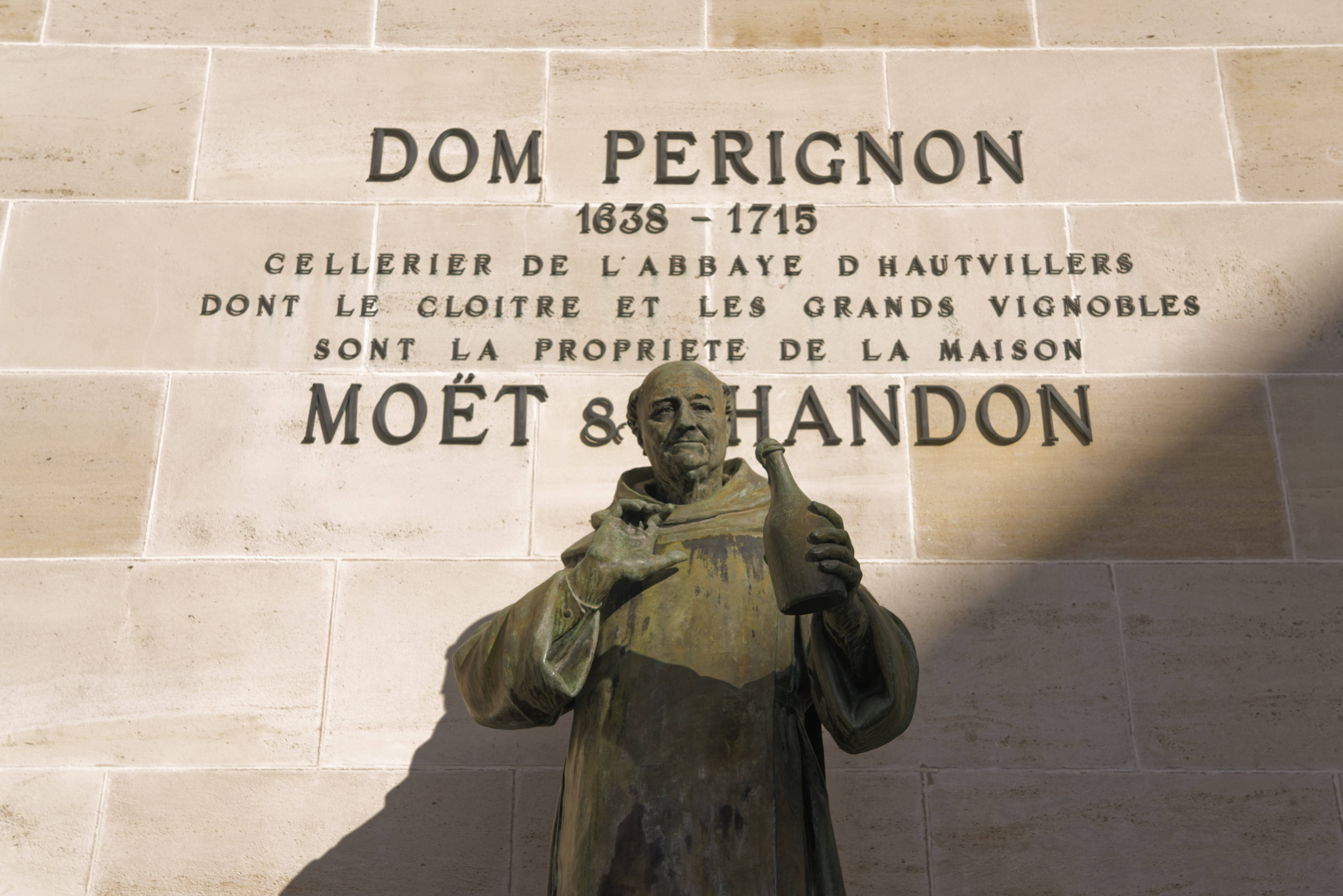 Statue von Dom Pierre Perignon am Sitz des Champagner-Herstellers Moët & Chandon Statue von Dom Pierre Perignon am Sitz des Champagner-Herstellers Moët & Chandon
