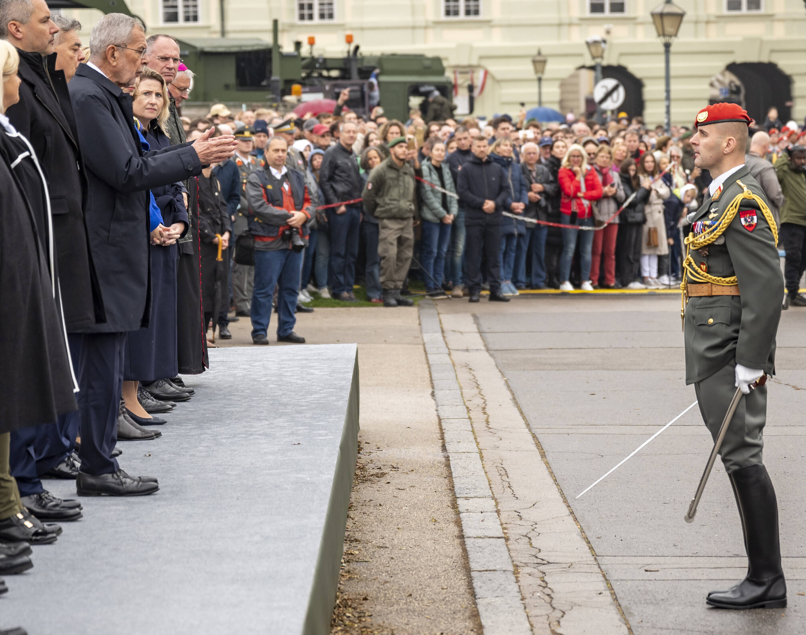 Oberst Markus Reisner (rechts) bei der Angelobung der Rekruten anlässlich der offiziellen Feierlichkeiten am österreichischen Nationalfeiertag. Gegenüber von Reisner steht der Bundespräsident Alexander Van der Bellen (links) Oberst Markus Reisner (rechts) bei der Angelobung der Rekruten anlässlich der offiziellen Feierlichkeiten am österreichischen Nationalfeiertag. Gegenüber von Reisner steht der Bundespräsident Alexander Van der Bellen (links)