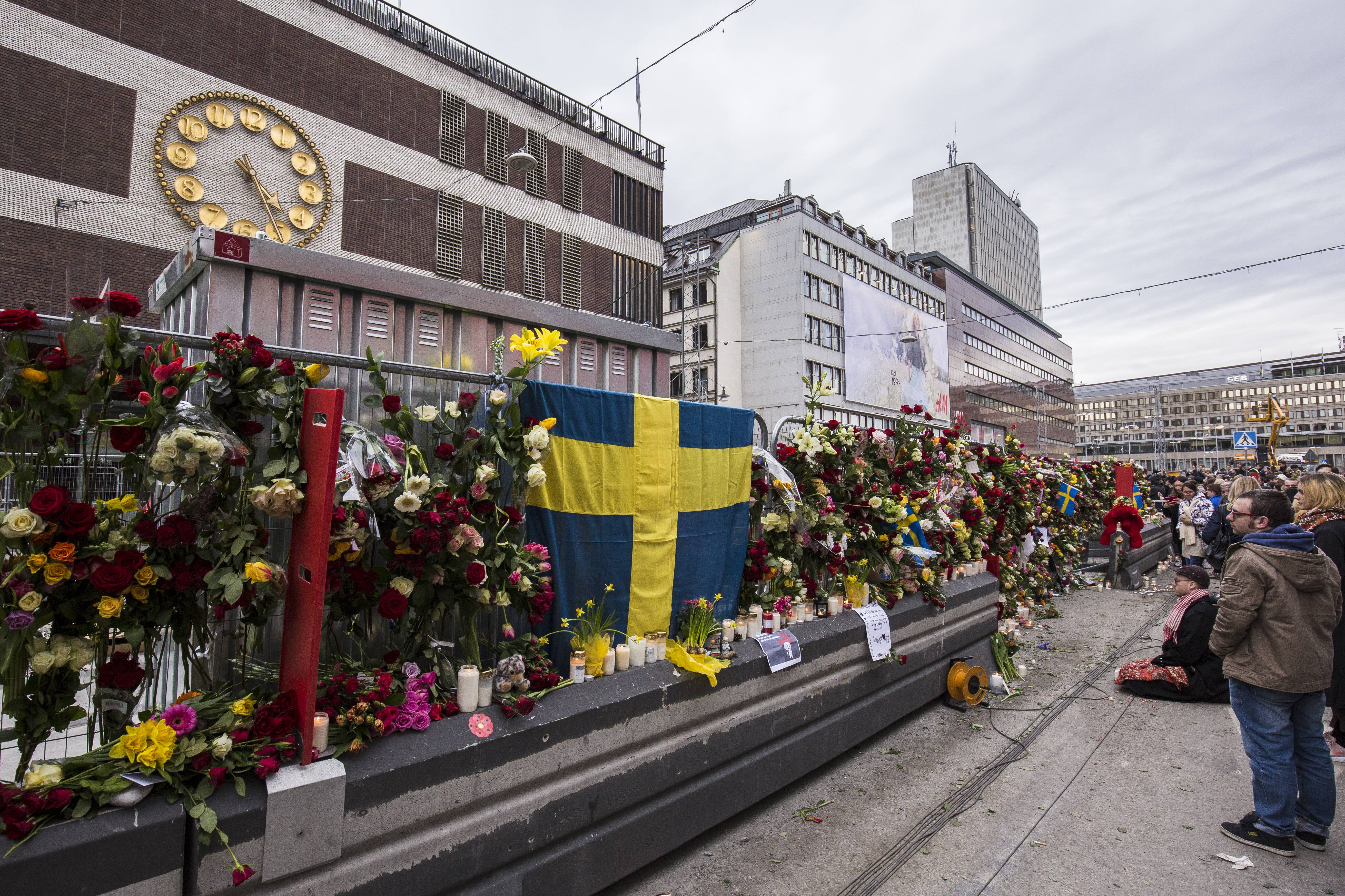 Gedenken der geschockten Einwohner am Tag nach dem islamistischen Terroranschlag vom 7. April 2017 mitten in Stockholm Gedenken der geschockten Einwohner am Tag nach dem islamistischen Terroranschlag vom 7. April 2017 mitten in Stockholm