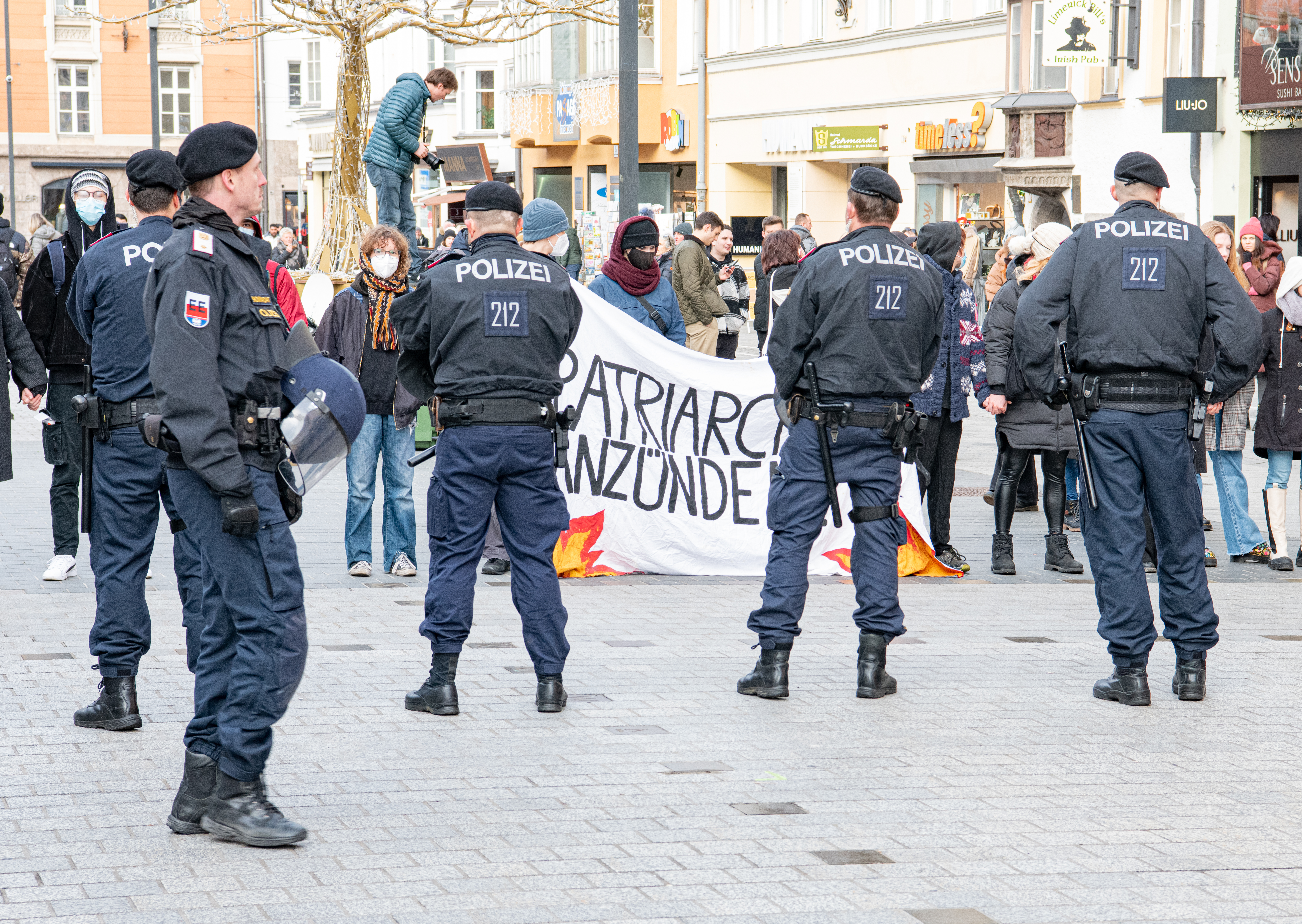 Gegendemonstranten halten Transparent mit der Aufschrift „Patriarchat anzünden“ Gegendemonstranten halten Transparent mit der Aufschrift „Patriarchat anzünden“