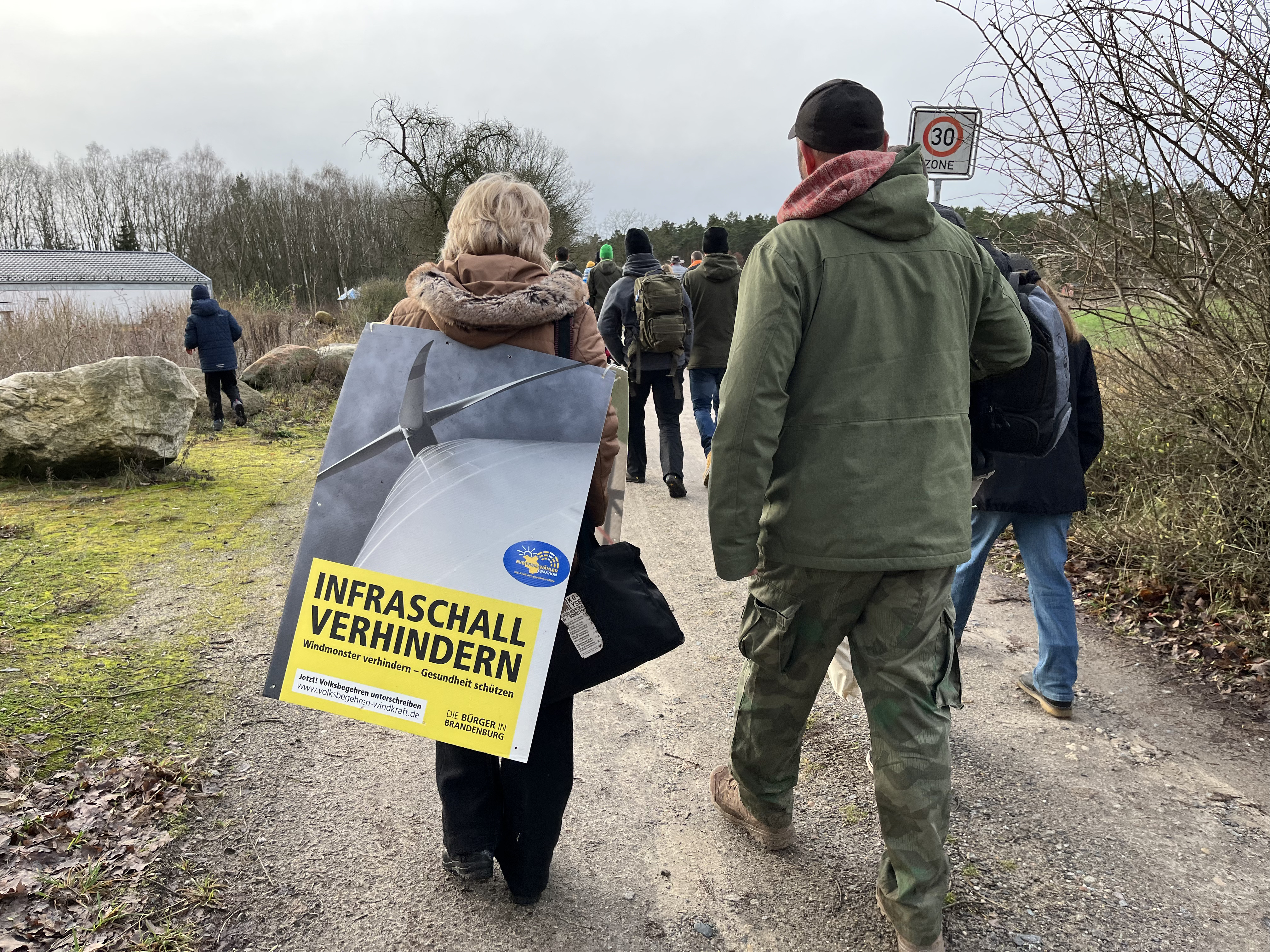 Teilnehmer der Windkraftprotest-Wanderung im Liepnitzwald