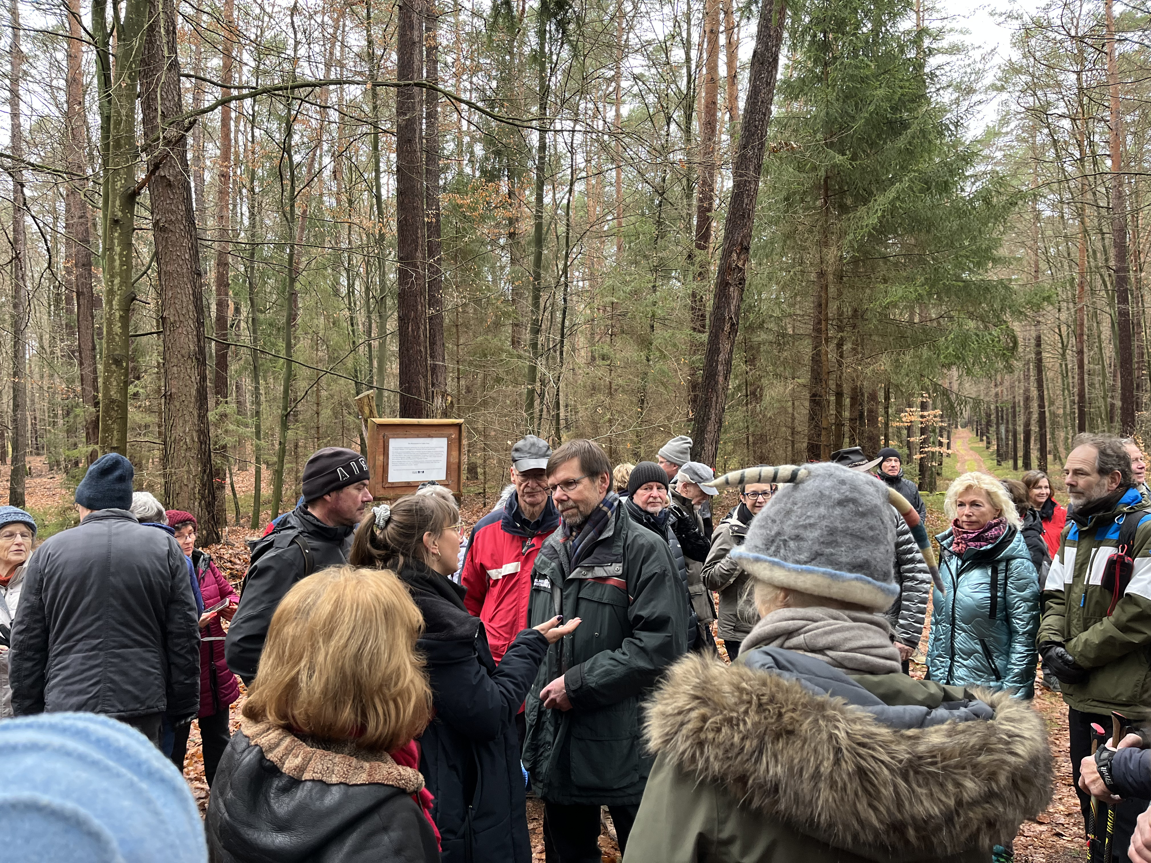 Revierförster Klaus Meier (M.) im Gespräch mit Bürgern auf der Neujahrswanderung gegen Windkraft im Liepnitzwald, 15. Januar 2023 Revierförster Klaus Meier (M.) im Gespräch mit Bürgern auf der Neujahrswanderung gegen Windkraft im Liepnitzwald, 15. Januar 2023