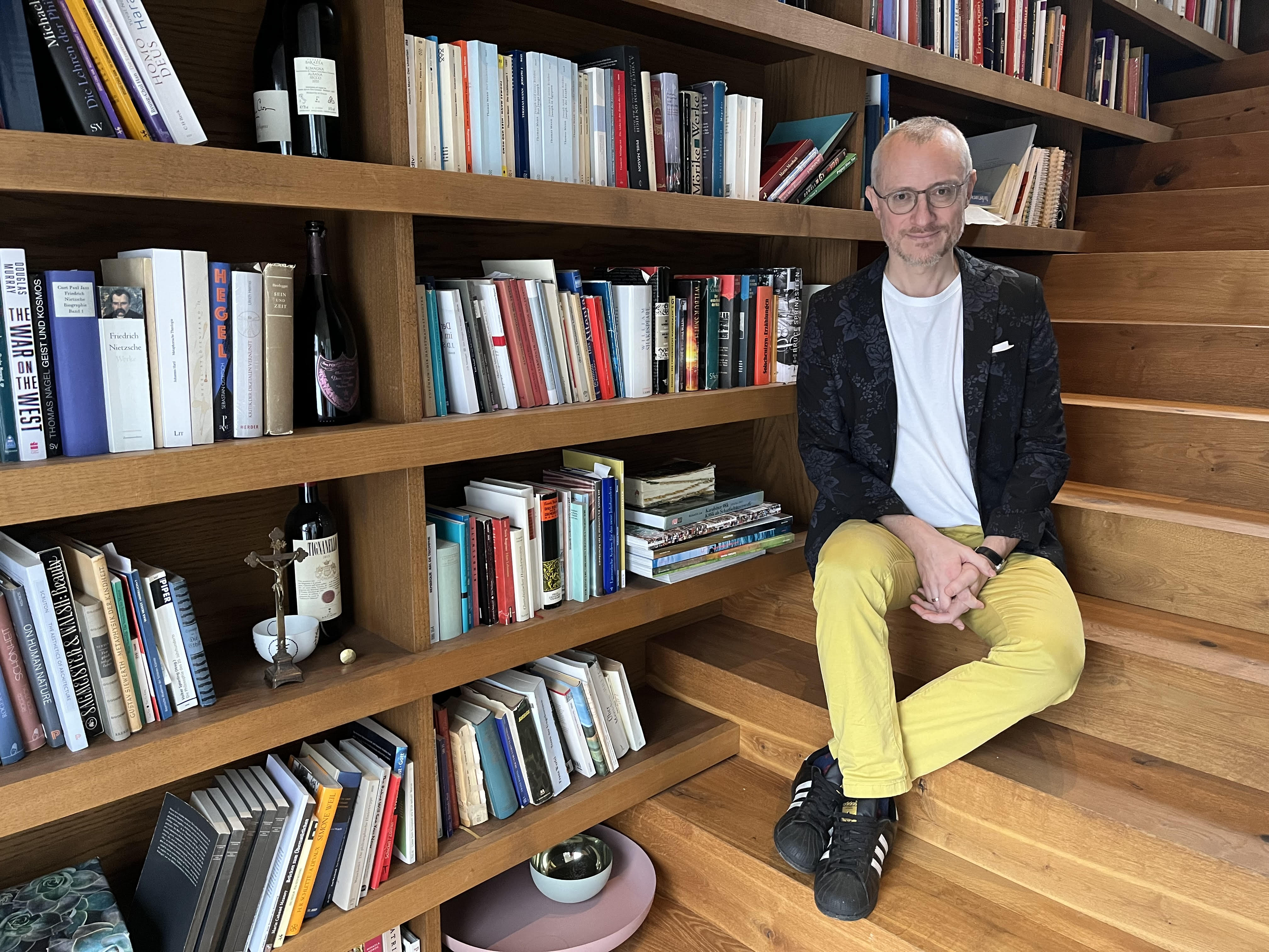 In seinem Büro befindet sich Johannes Hartls private Bibliothek In seinem Büro befindet sich Johannes Hartls private Bibliothek