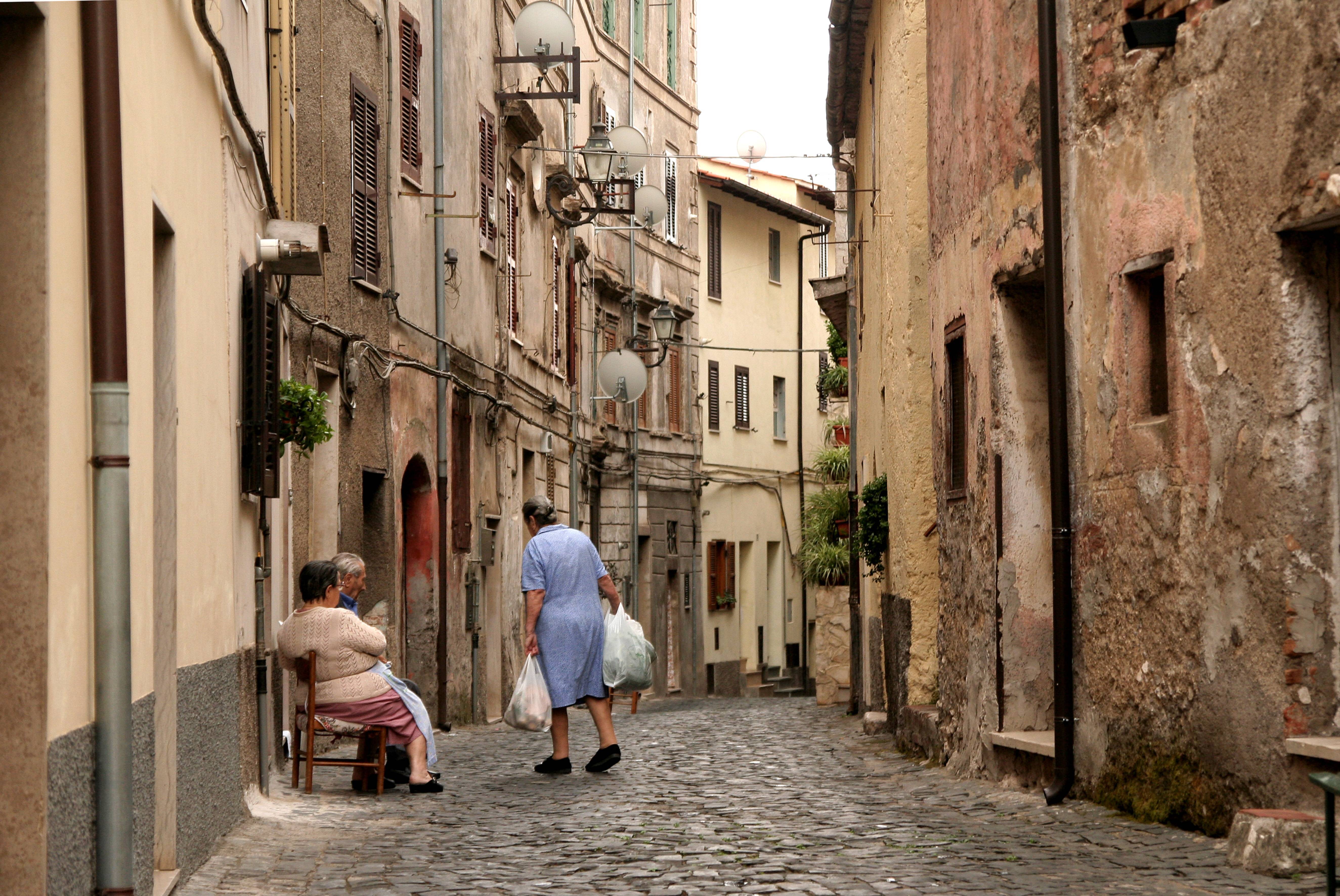Straßenszene in einem italienischen Dorf