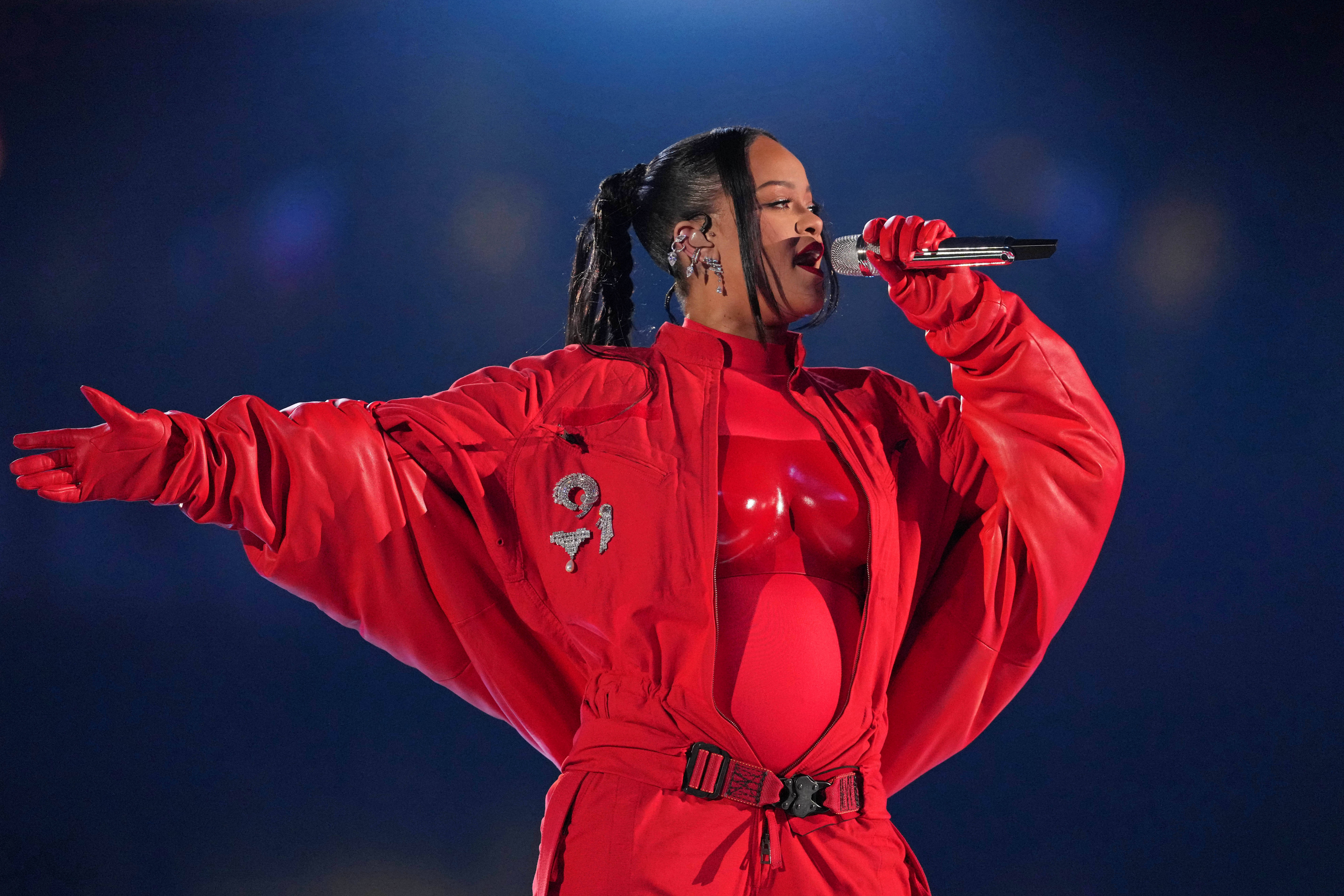 Die schwangere Rihanna während ihres Super-Bowl-Auftritts Die schwangere Rihanna während ihres Super-Bowl-Auftritts