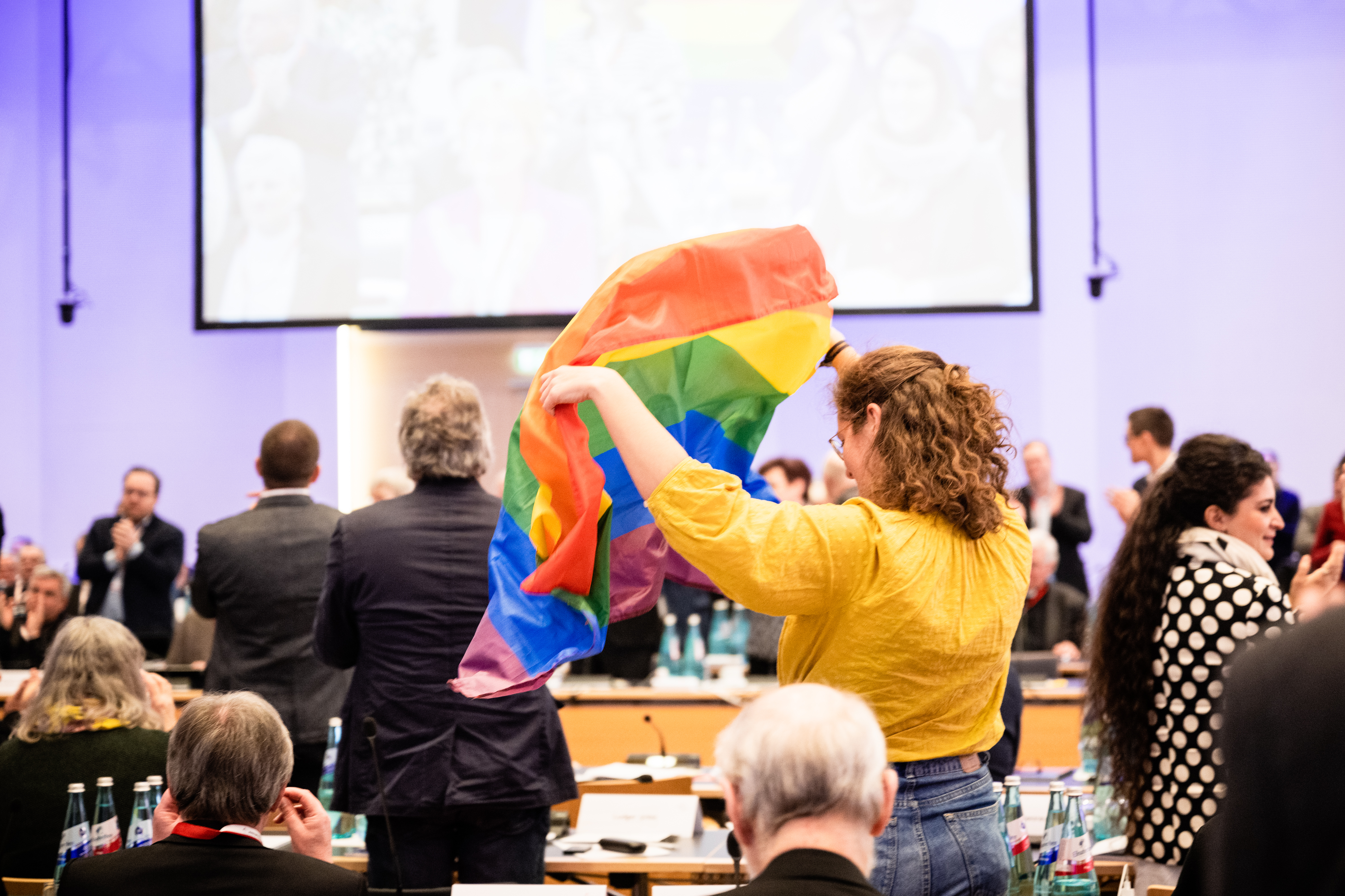 Impression vom dritten Tag der jetzt zu Ende gegangenen fünften Synodalversammlung in Frankfurt/Main: In manchen Bistümern werden bereits Homosexuelle gesegnet, trotz expliziten Verbots durch Rom Impression vom dritten Tag der jetzt zu Ende gegangenen fünften Synodalversammlung in Frankfurt/Main: In manchen Bistümern werden bereits Homosexuelle gesegnet, trotz expliziten Verbots durch Rom