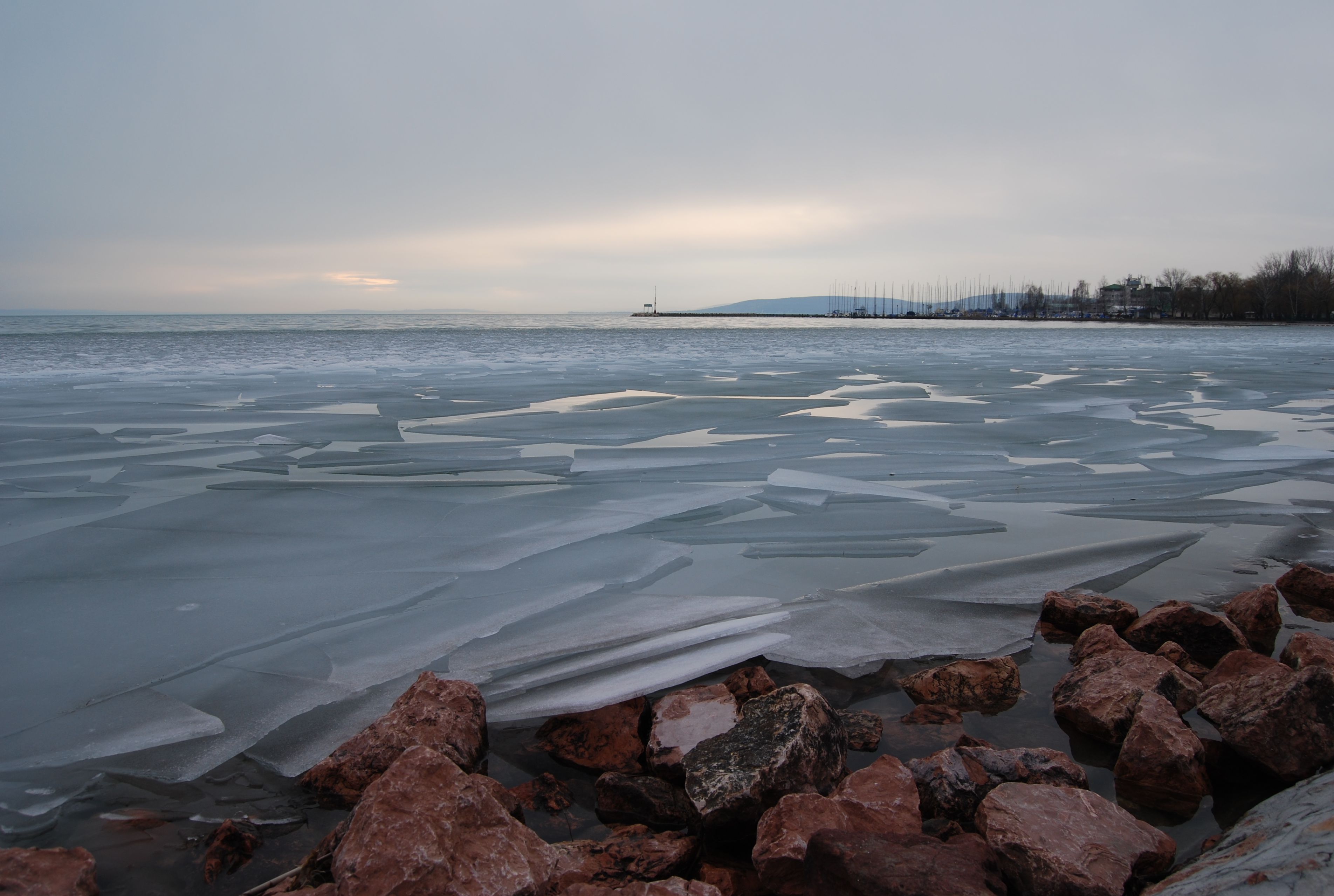 Zugefrorener Plattensee mit Eisschollen
