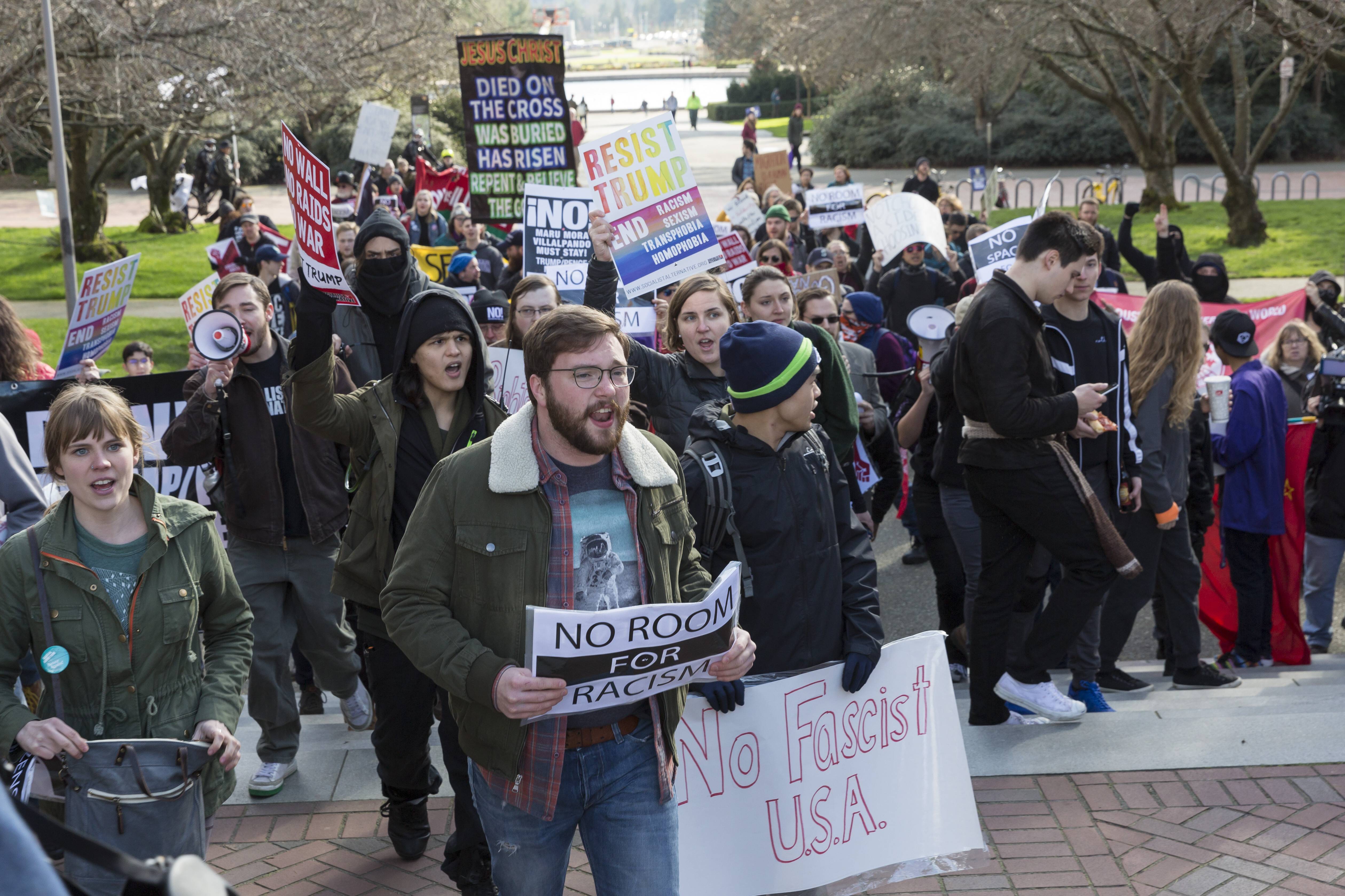 Linke Studenten protestieren gegen eine Kundgebung der „Patriot Prayer“ an der University of Washington Linke Studenten protestieren gegen eine Kundgebung der „Patriot Prayer“ an der University of Washington