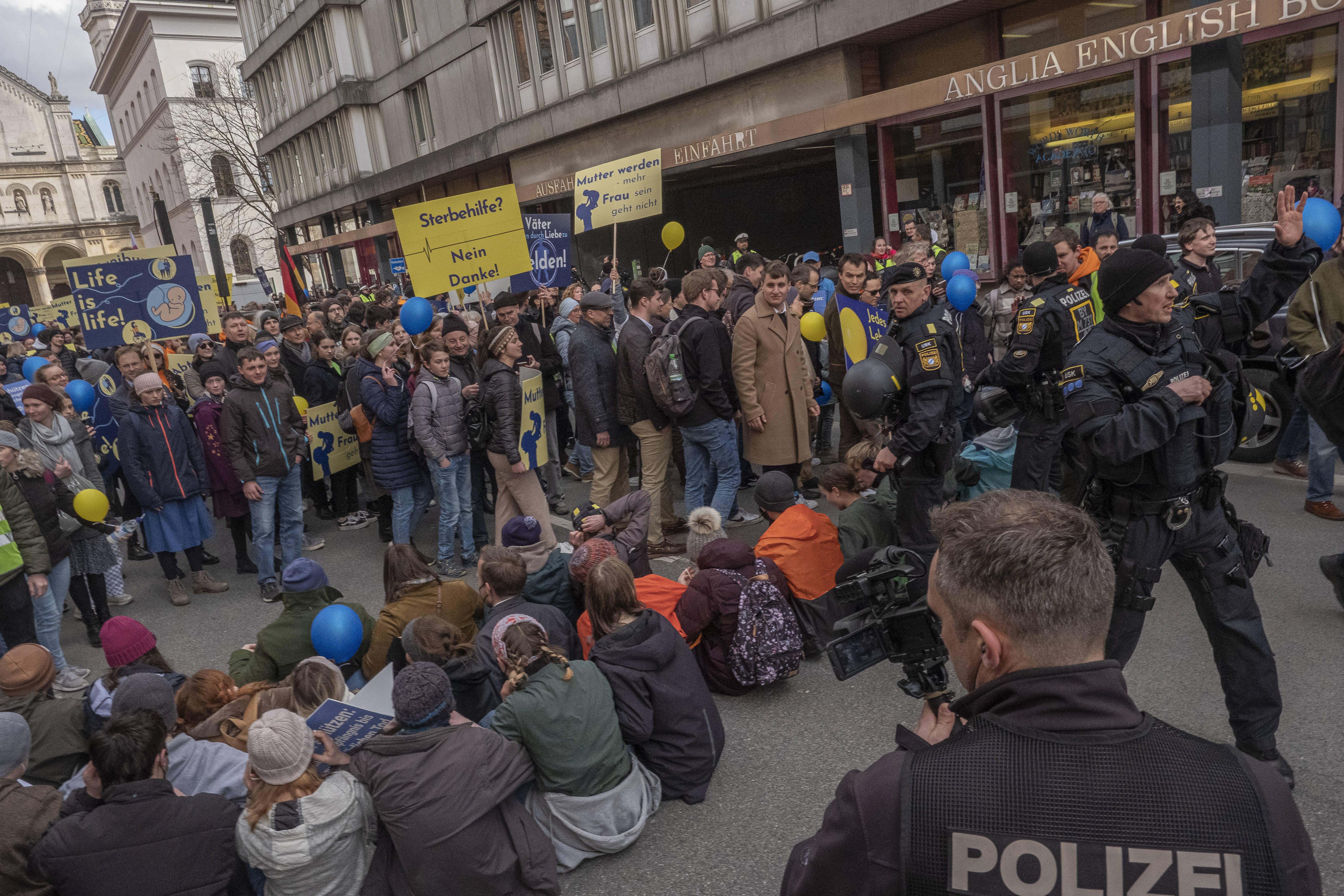 Sitzblockade beim Marsch fürs Leben 2023 in München