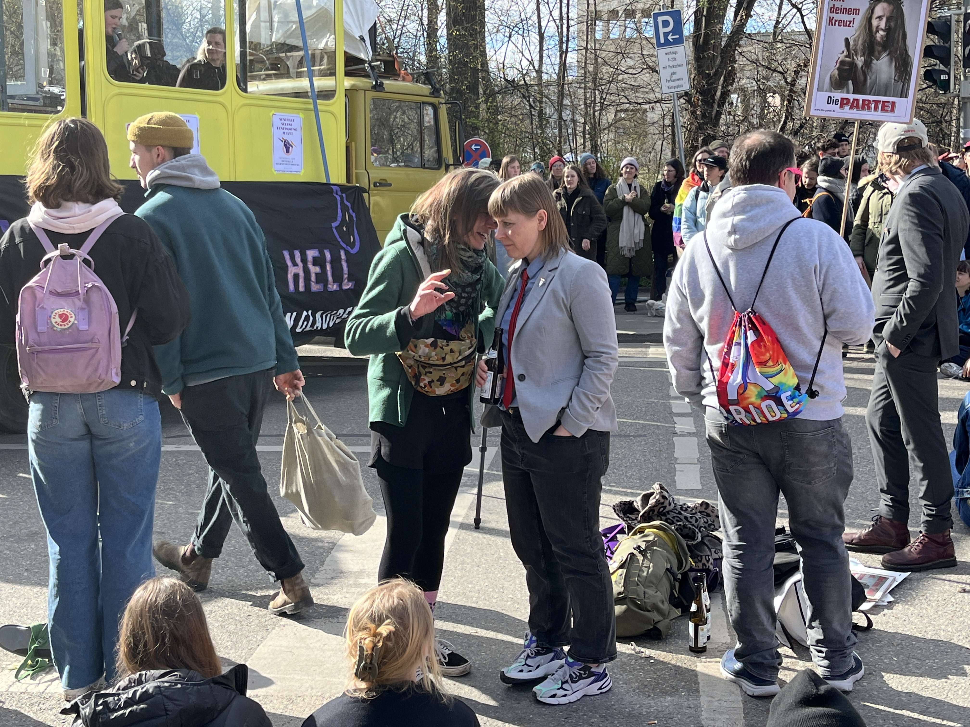 Stadträtin Marie Burneleit (Die Partei) beim Marsch fürs Leben in München 2023