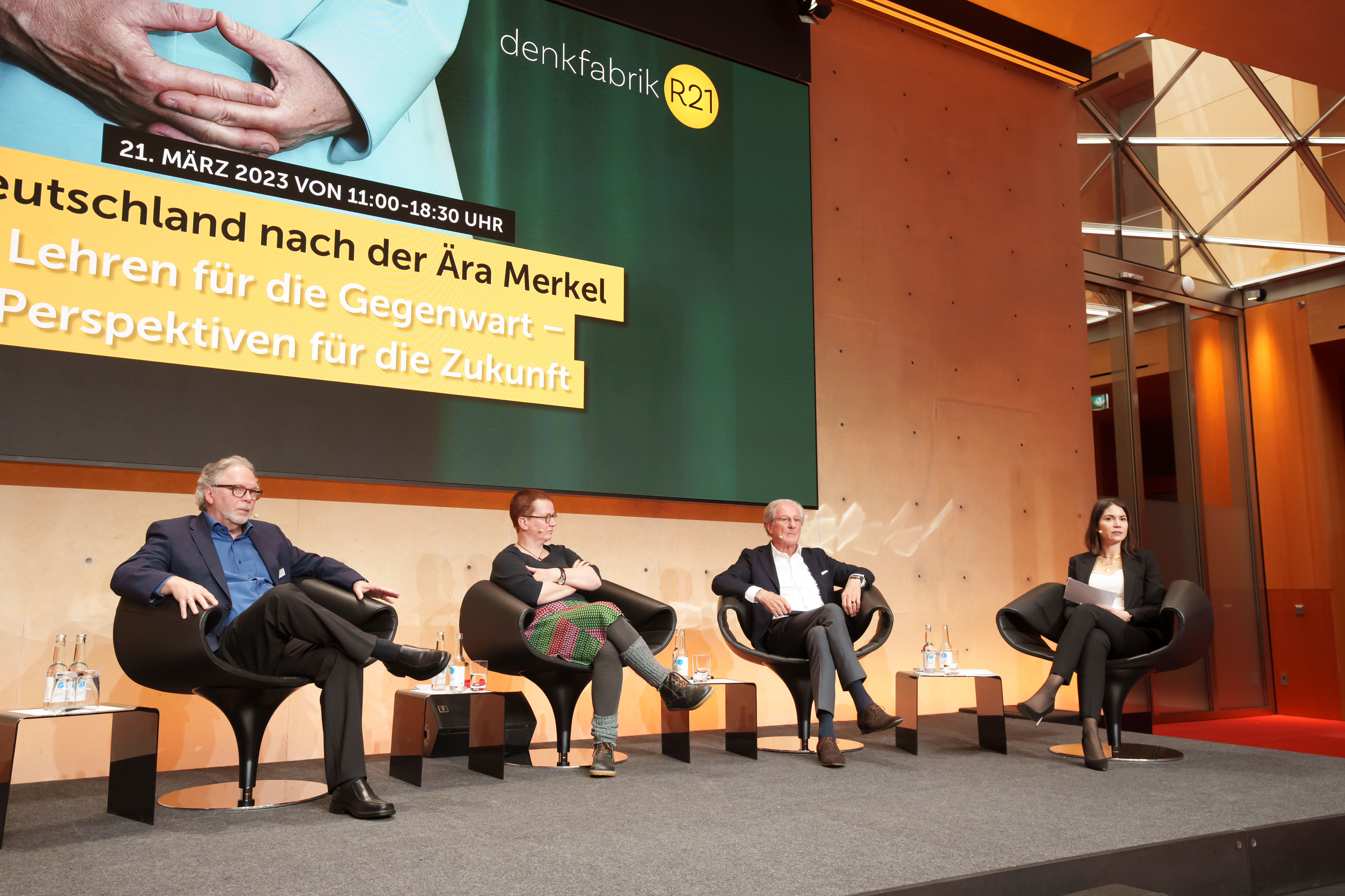 Joachim Weimann (v.l.n.r.), Anna Veronika Wendland, Wolfgang Reitzle und Moderatorin Karina Mößbauer Joachim Weimann (v.l.n.r.), Anna Veronika Wendland, Wolfgang Reitzle und Moderatorin Karina Mößbauer