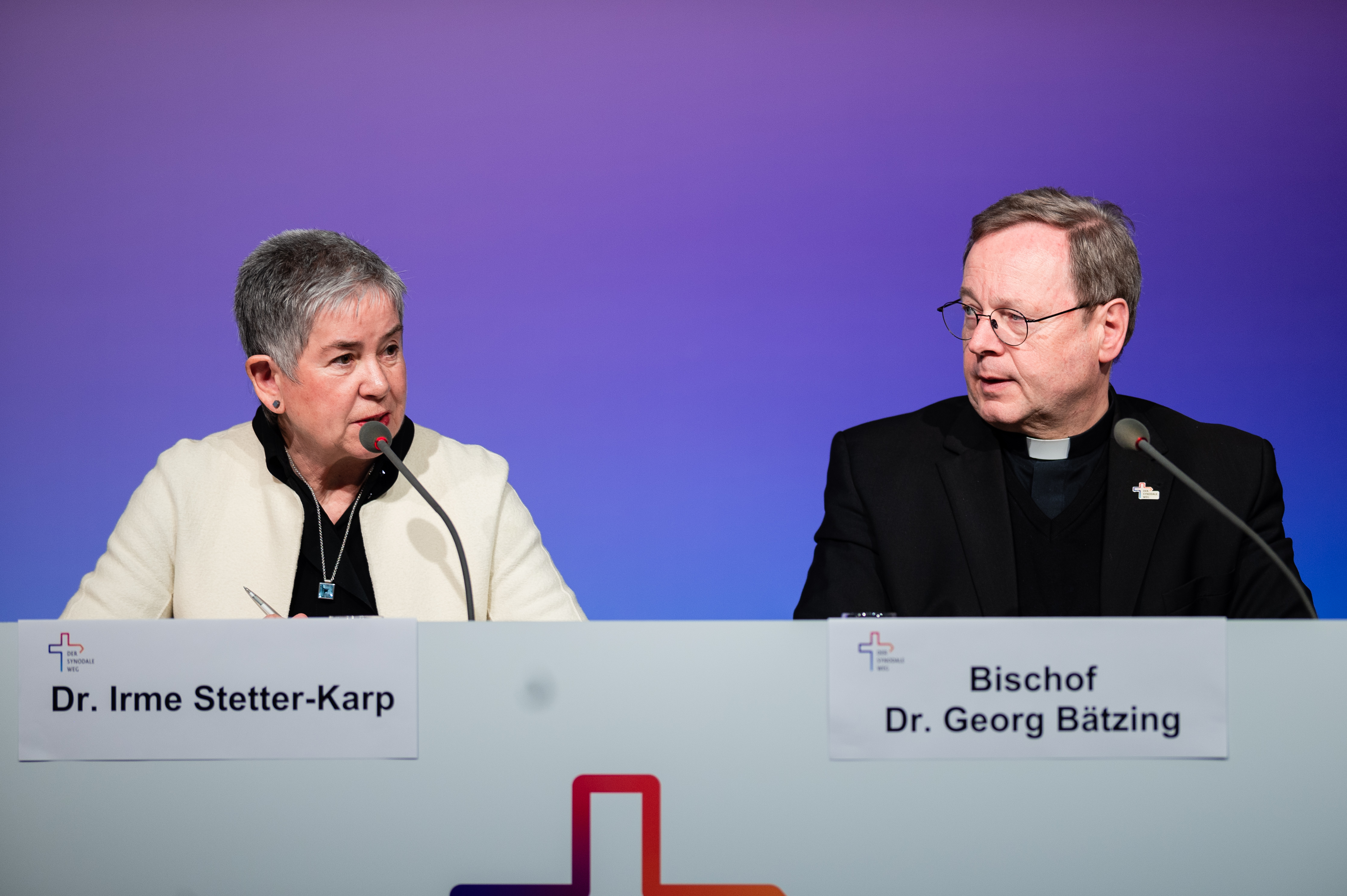Die Präsidentin des Zentralkomitees der deutschen Katholiken Irme Stetter-Karp und Bischofskonferenz-Vorsitzender Georg Bätzing auf der jüngsten Versammlung des Synodalen Wegs Die Präsidentin des Zentralkomitees der deutschen Katholiken Irme Stetter-Karp und Bischofskonferenz-Vorsitzender Georg Bätzing auf der jüngsten Versammlung des Synodalen Wegs