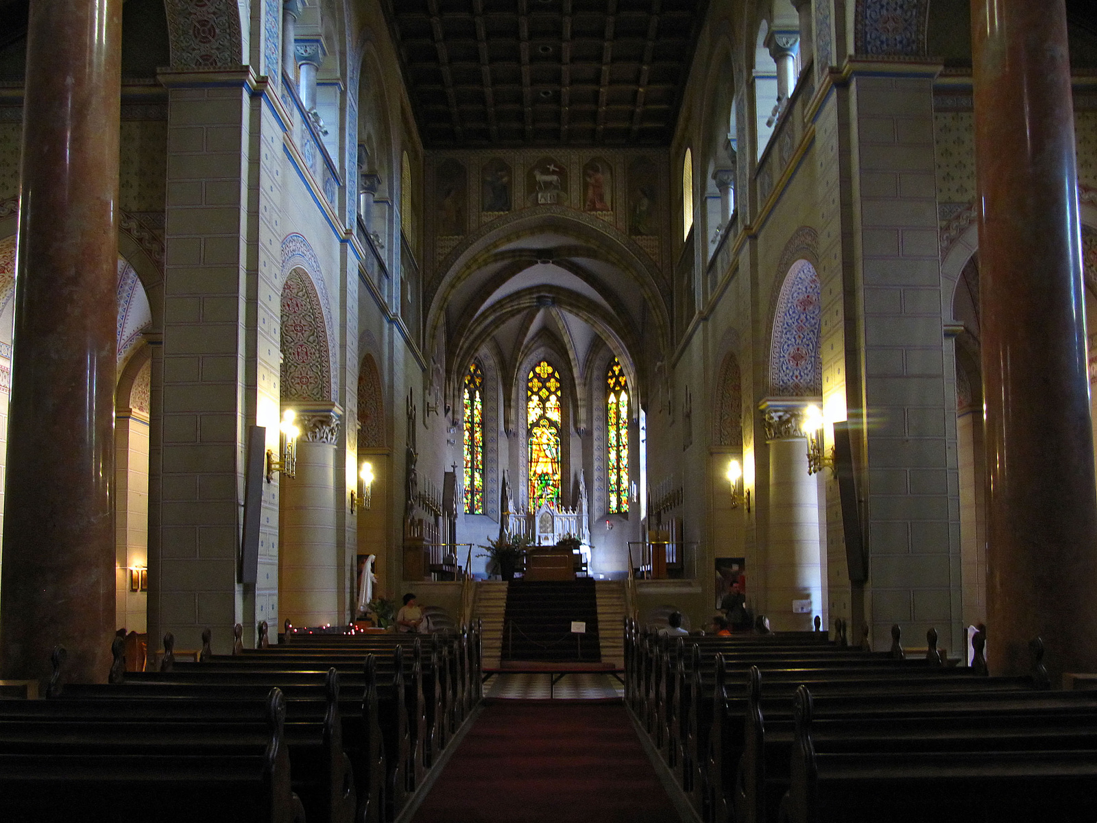 Innenansicht des Mittelschiffs der St. Michaelskathedrale in Veszprém (Weißbrünn), Zustand 2011