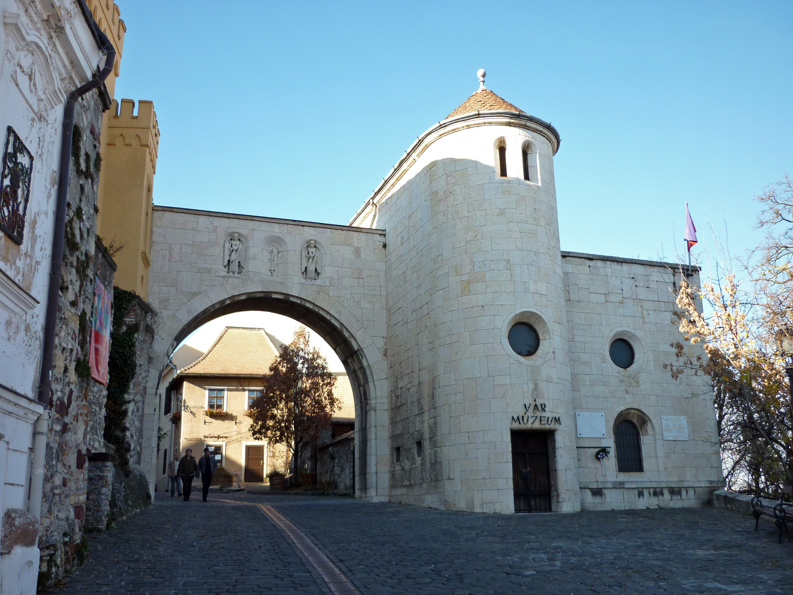 Burgtor in Veszprém (Weißbrünn)