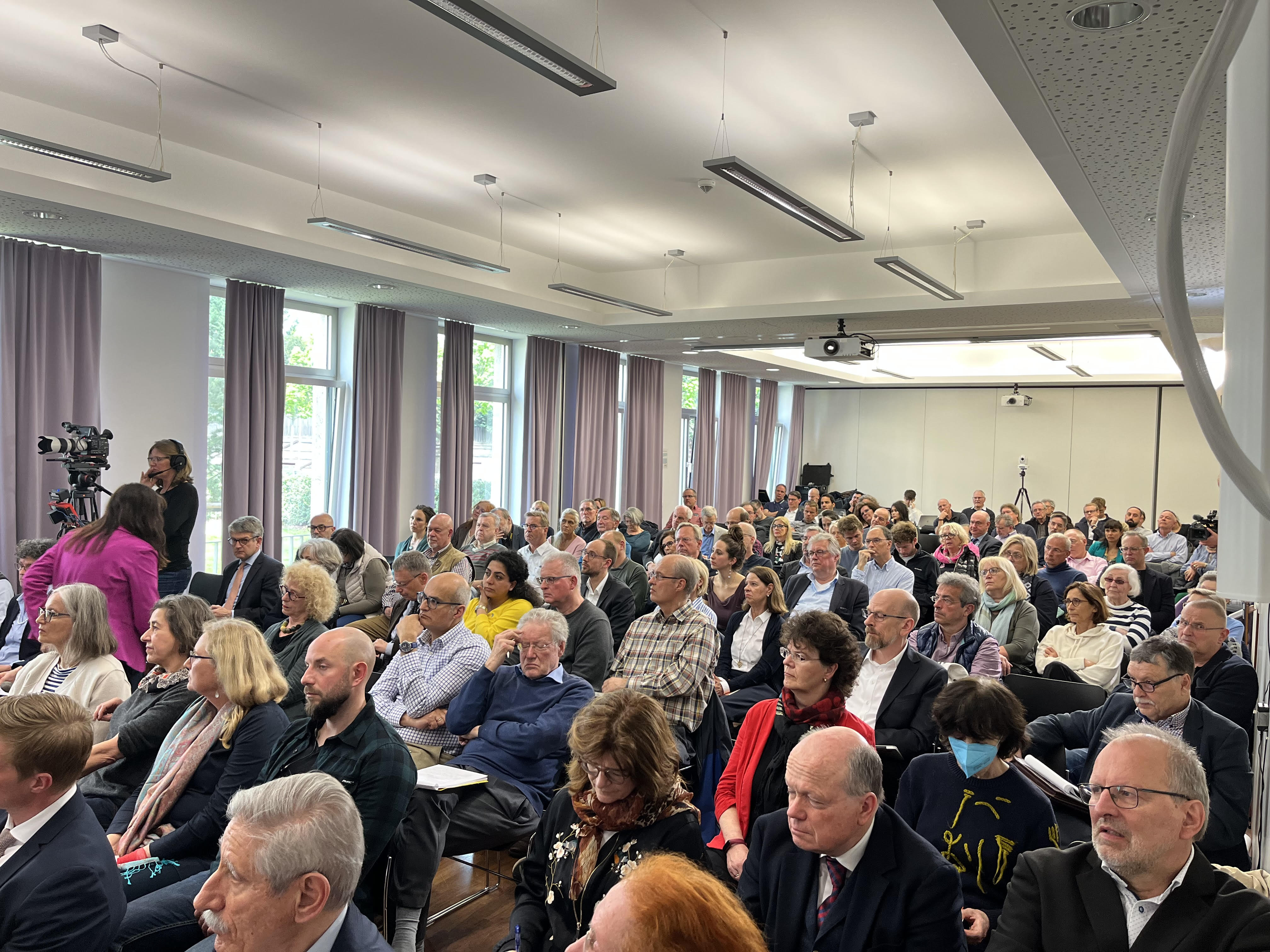 Der Saal der Frankfurter Goethe-Universität war voll mit Teilnehmern der Konferenz Der Saal der Frankfurter Goethe-Universität war voll mit Teilnehmern der Konferenz