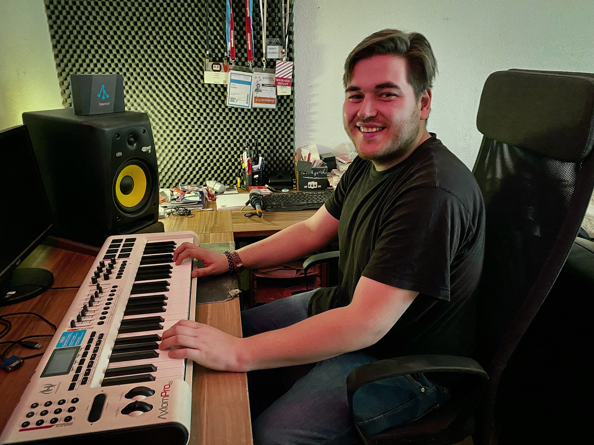 Schon früh interessiert sich Yay für Technik und entwickelt ein Faible für elektronische Musik Schon früh interessiert sich Yay für Technik und entwickelt ein Faible für elektronische Musik