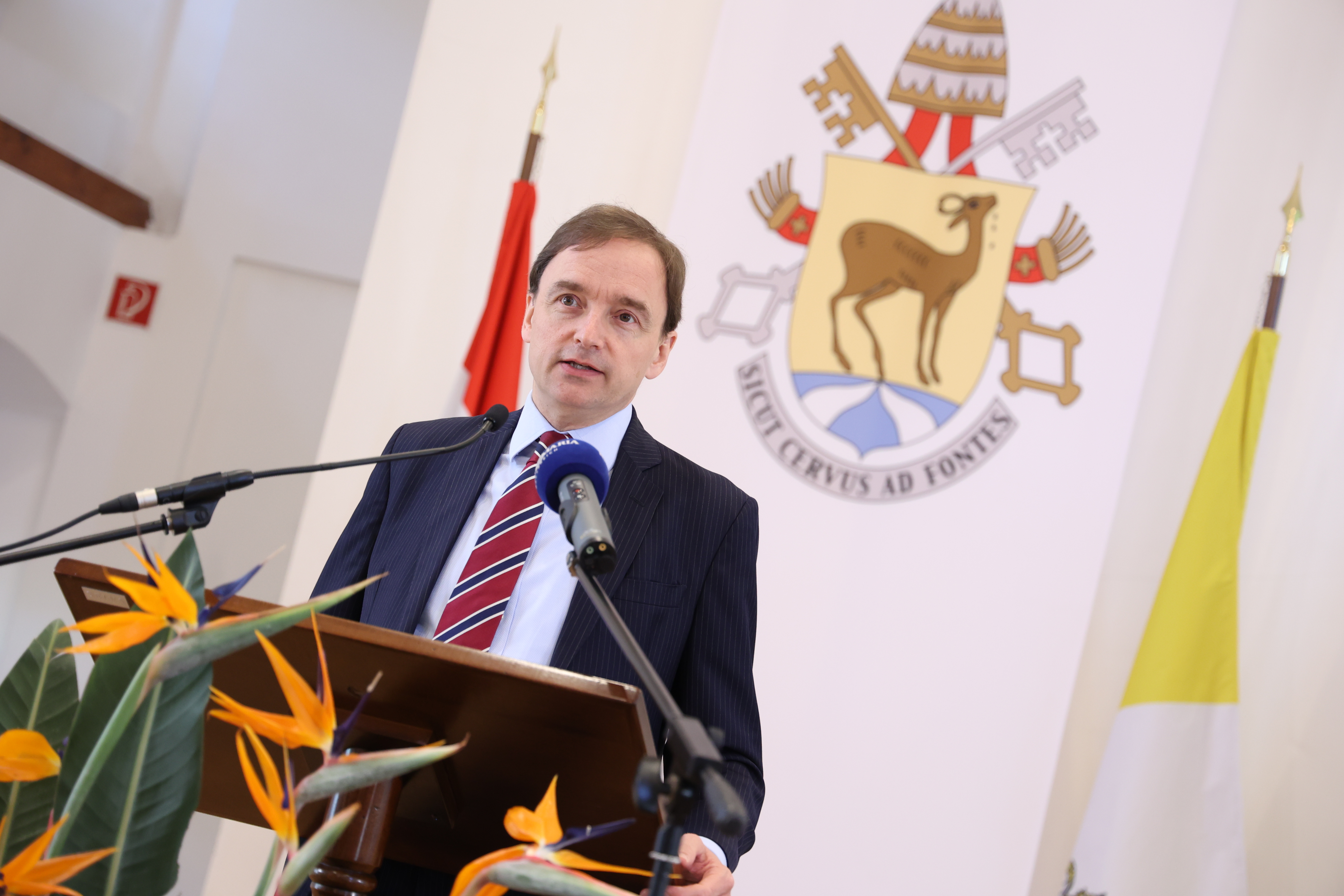 Bildung solle, so der Rektor des ITI, Christiaan Alting von Geusau, „Individualität stärken und nicht Uniformität und die Fähigkeit ausbilden, in Gemeinschaft zu leben anstatt in einer atomisierten Welt“ Bildung solle, so der Rektor des ITI, Christiaan Alting von Geusau, „Individualität stärken und nicht Uniformität und die Fähigkeit ausbilden, in Gemeinschaft zu leben anstatt in einer atomisierten Welt“