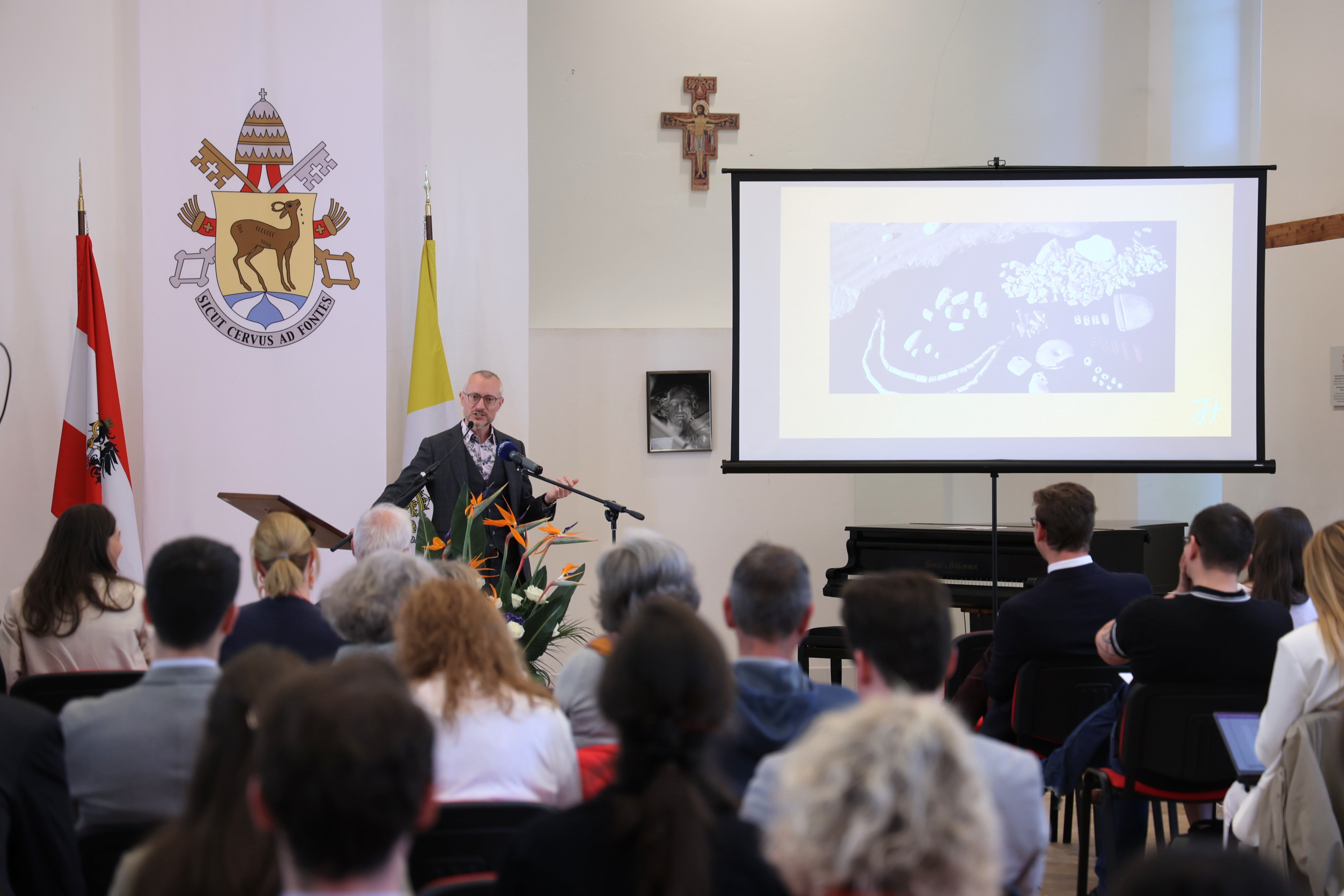 Gebetshaus-Gründer Johannes Hartl hielt einen Vortrag mit dem Titel „Widerstand gegen die Große Entzauberung“ Gebetshaus-Gründer Johannes Hartl hielt einen Vortrag mit dem Titel „Widerstand gegen die Große Entzauberung“