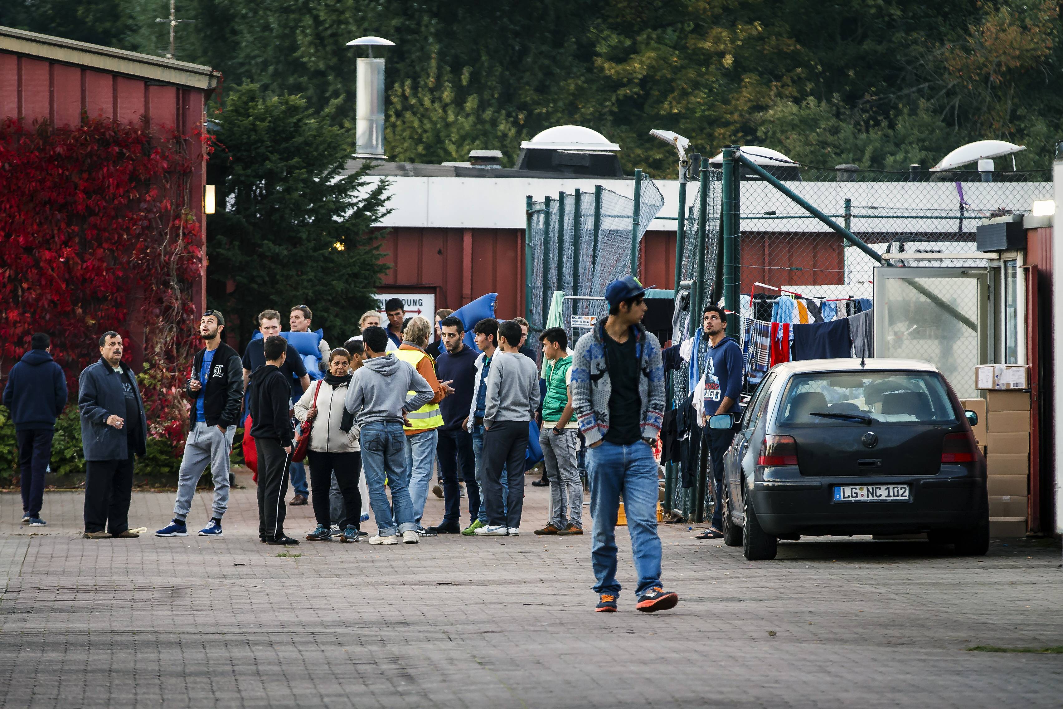 Immigranten ziehen in eine Erstaufnahmeeinrichtung in Hamburg-Niendorf ein, eine umfunktionierte Tennishalle Immigranten ziehen in eine Erstaufnahmeeinrichtung in Hamburg-Niendorf ein, eine umfunktionierte Tennishalle