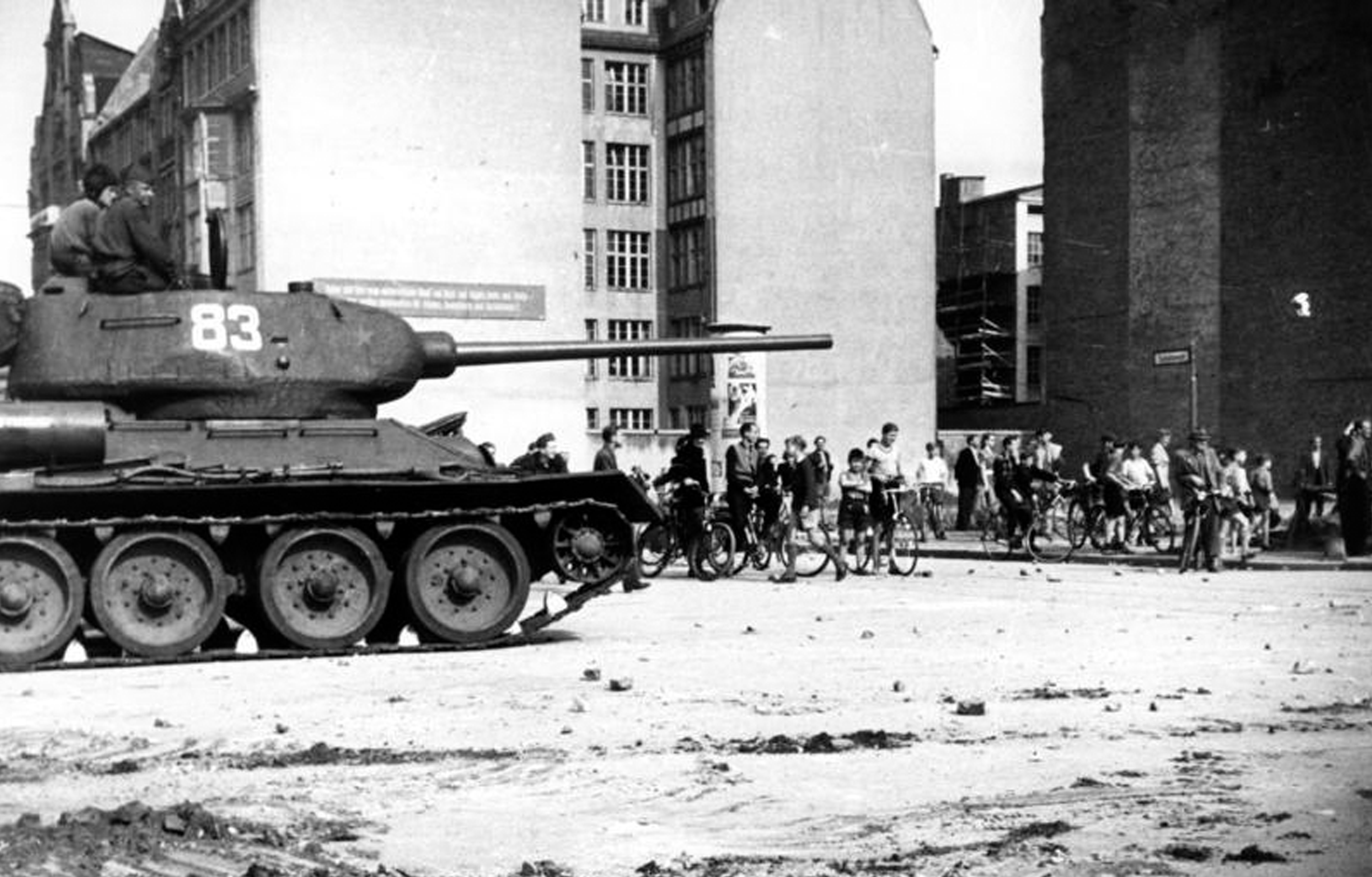 Ein sowjetischer Panzer fährt am 17. Juni 1953 durch die Schützenstraße in Ost-Berlin Ein sowjetischer Panzer fährt am 17. Juni 1953 durch die Schützenstraße in Ost-Berlin