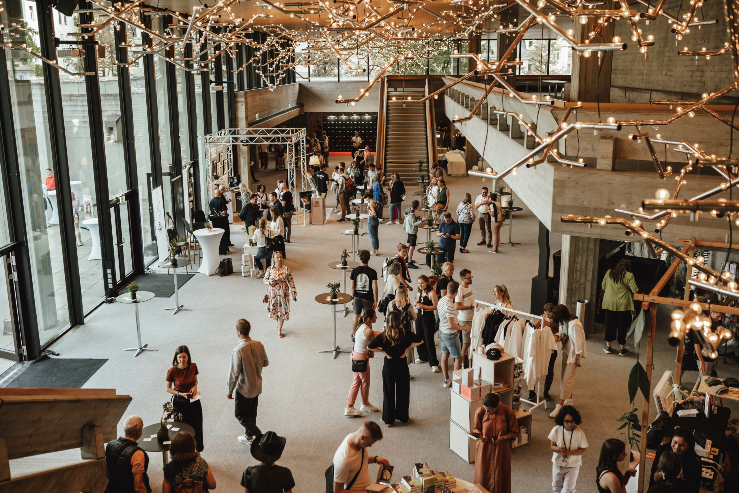 In der Vorhalle des Kongresszentrums Augsburg tummeln sich Besucher und Aussteller In der Vorhalle des Kongresszentrums Augsburg tummeln sich Besucher und Aussteller