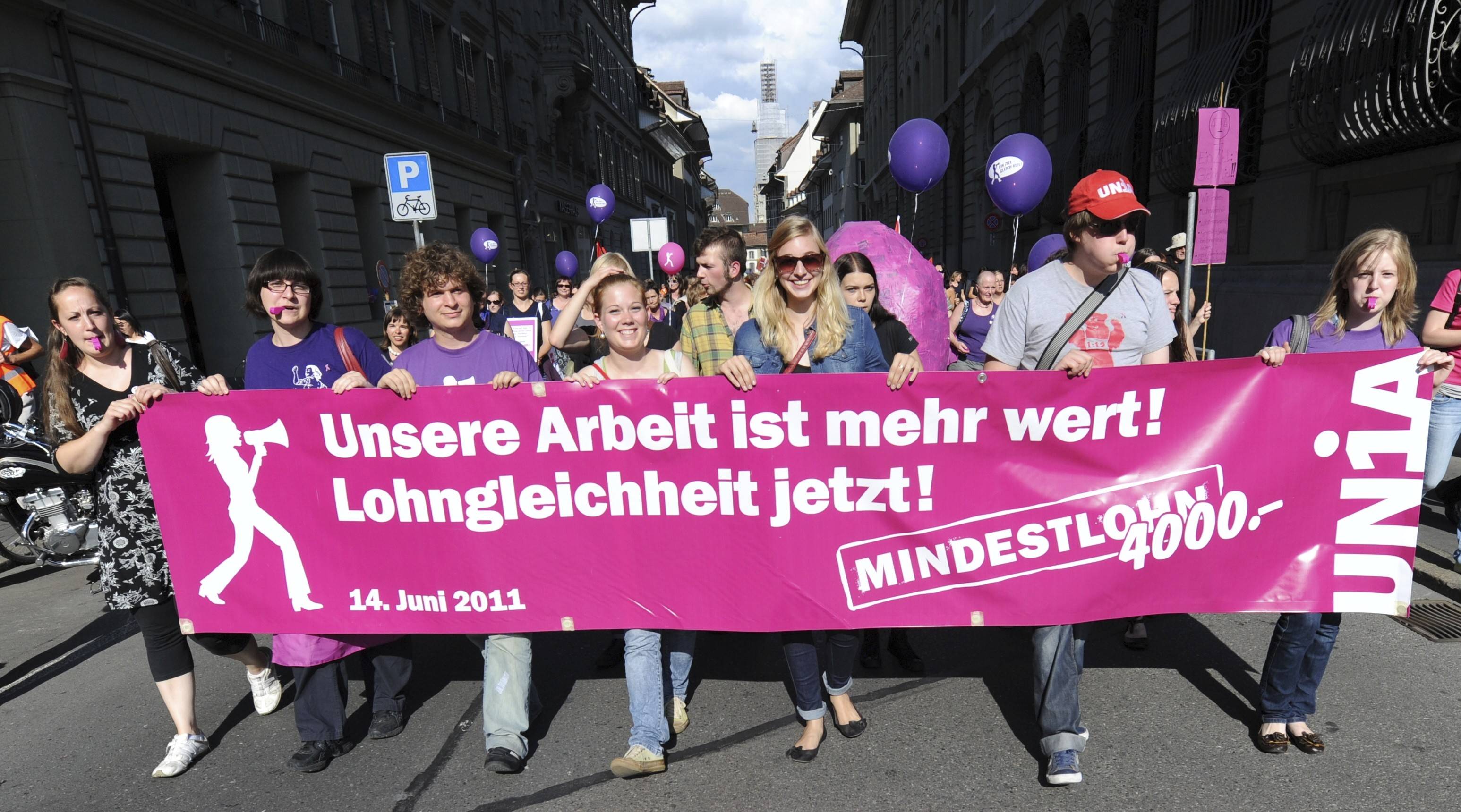 Frauenstreiktag Bern, 14.06.2011, Aktionstag Frauenstimmrecht, Transparent: „Unsere Arbeit ist mehr wert! Lohngleichheit jetzt! Mindestlohn 4.000“ Frauenstreiktag Bern, 14.06.2011, Aktionstag Frauenstimmrecht, Transparent: „Unsere Arbeit ist mehr wert! Lohngleichheit jetzt! Mindestlohn 4.000“