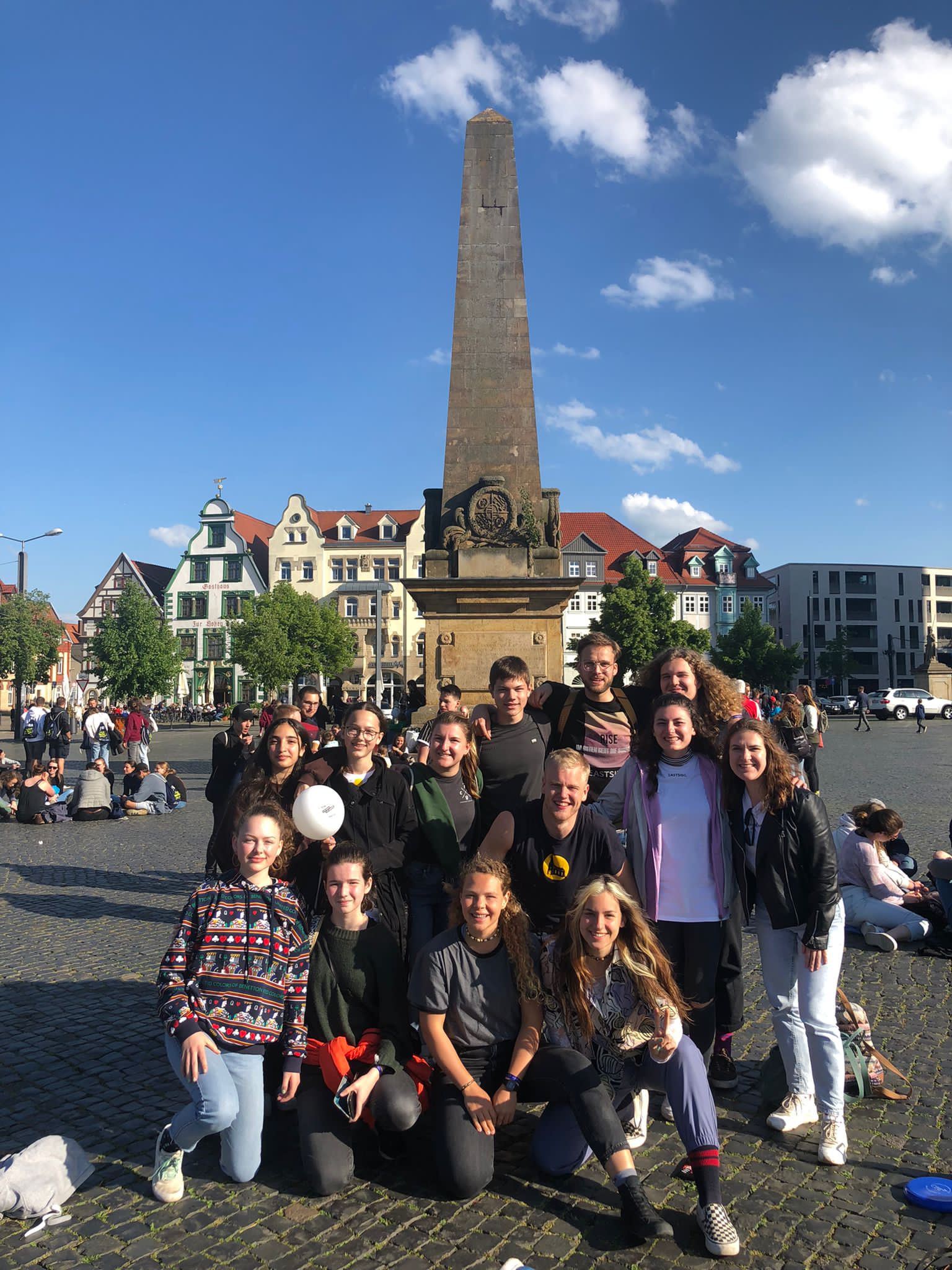 Kira Geiss (1. Reihe rechts) mit Jugendlichen der von ihr mitgegründeten Eastside Jugendgemeinde in Magdeburg Kira Geiss (1. Reihe rechts) mit Jugendlichen der von ihr mitgegründeten Eastside Jugendgemeinde in Magdeburg