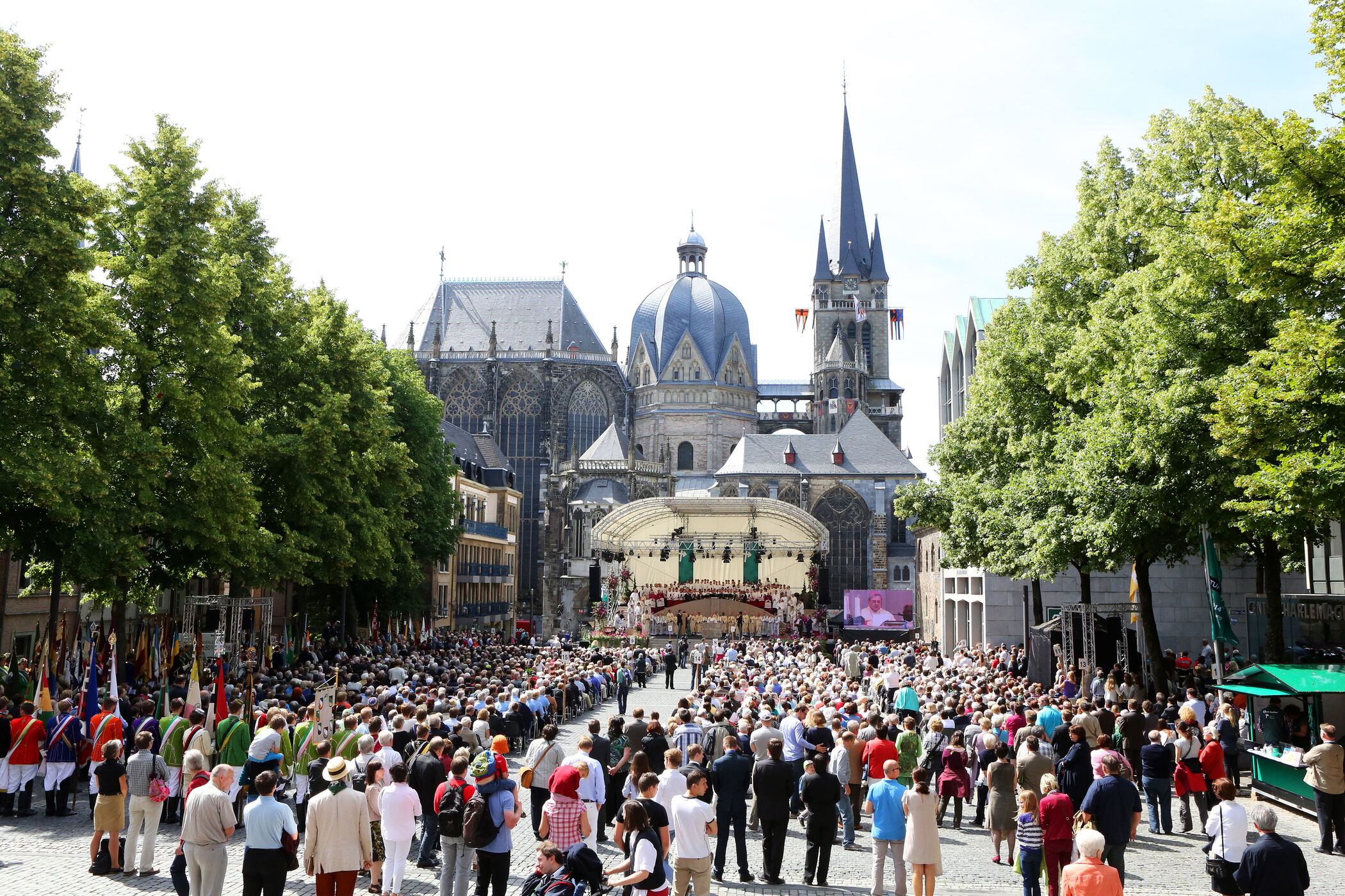 Gottesdienst auf dem Katschhof in der Aachener Altstadt Gottesdienst auf dem Katschhof in der Aachener Altstadt