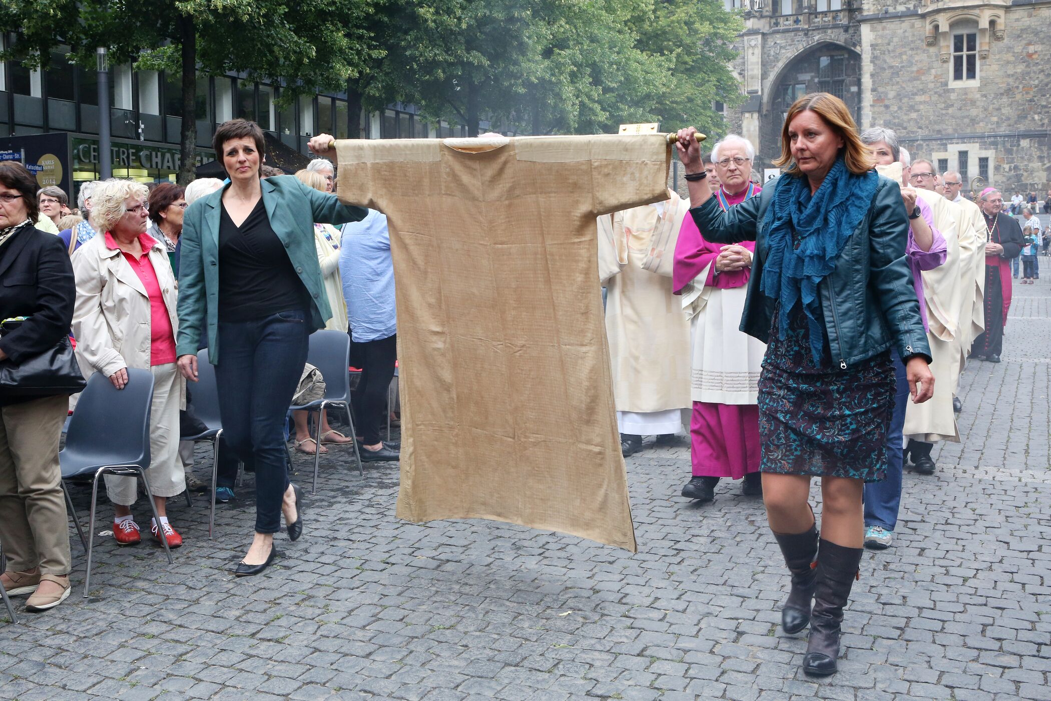Das Marienkleid, das die Gottesmutter in der Heiligen Nacht getragen haben soll, wird durch die Straßen getragen Das Marienkleid, das die Gottesmutter in der Heiligen Nacht getragen haben soll, wird durch die Straßen getragen
