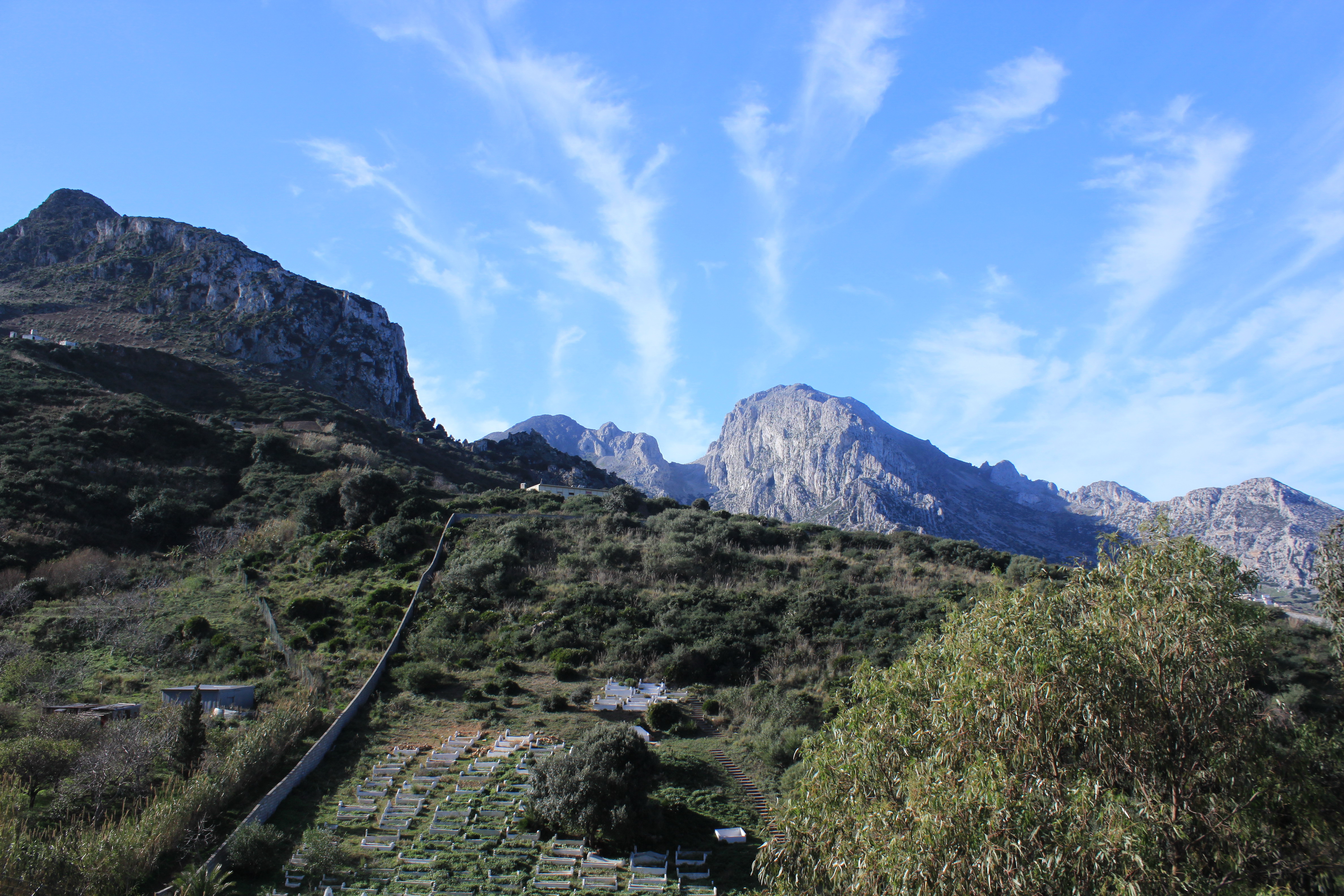 Mohammedanischer Friedhof in Ceuta unmittelbar an der Grenze zu Marokko, im Hintergrund das Bergmassiv Jbel Musa: Die Stadt Ceuta an der nordafrikanischen Küste gehört als spanische Exklave zur Europäischen Union Mohammedanischer Friedhof in Ceuta unmittelbar an der Grenze zu Marokko, im Hintergrund das Bergmassiv Jbel Musa: Die Stadt Ceuta an der nordafrikanischen Küste gehört als spanische Exklave zur Europäischen Union