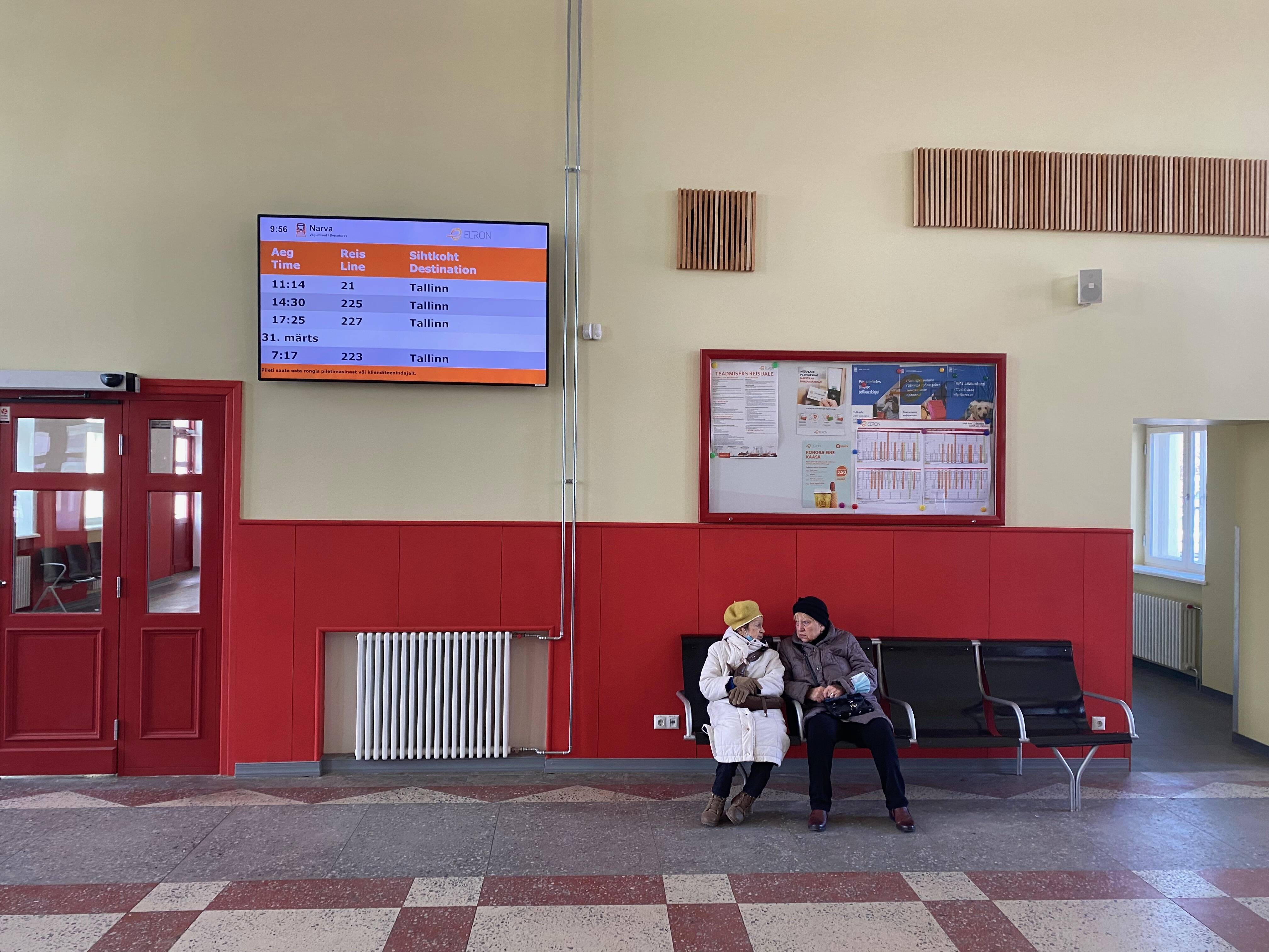 Wartesaal im Bahnhof Narva, der estnischen Grenzstation zur Russischen Föderation: Seit dem EU-Beitritt Estlands bildet die Narva die Außengrenze der Europäischen Union. Jenseits des Flusses liegt das russische Iwangorod Wartesaal im Bahnhof Narva, der estnischen Grenzstation zur Russischen Föderation: Seit dem EU-Beitritt Estlands bildet die Narva die Außengrenze der Europäischen Union. Jenseits des Flusses liegt das russische Iwangorod