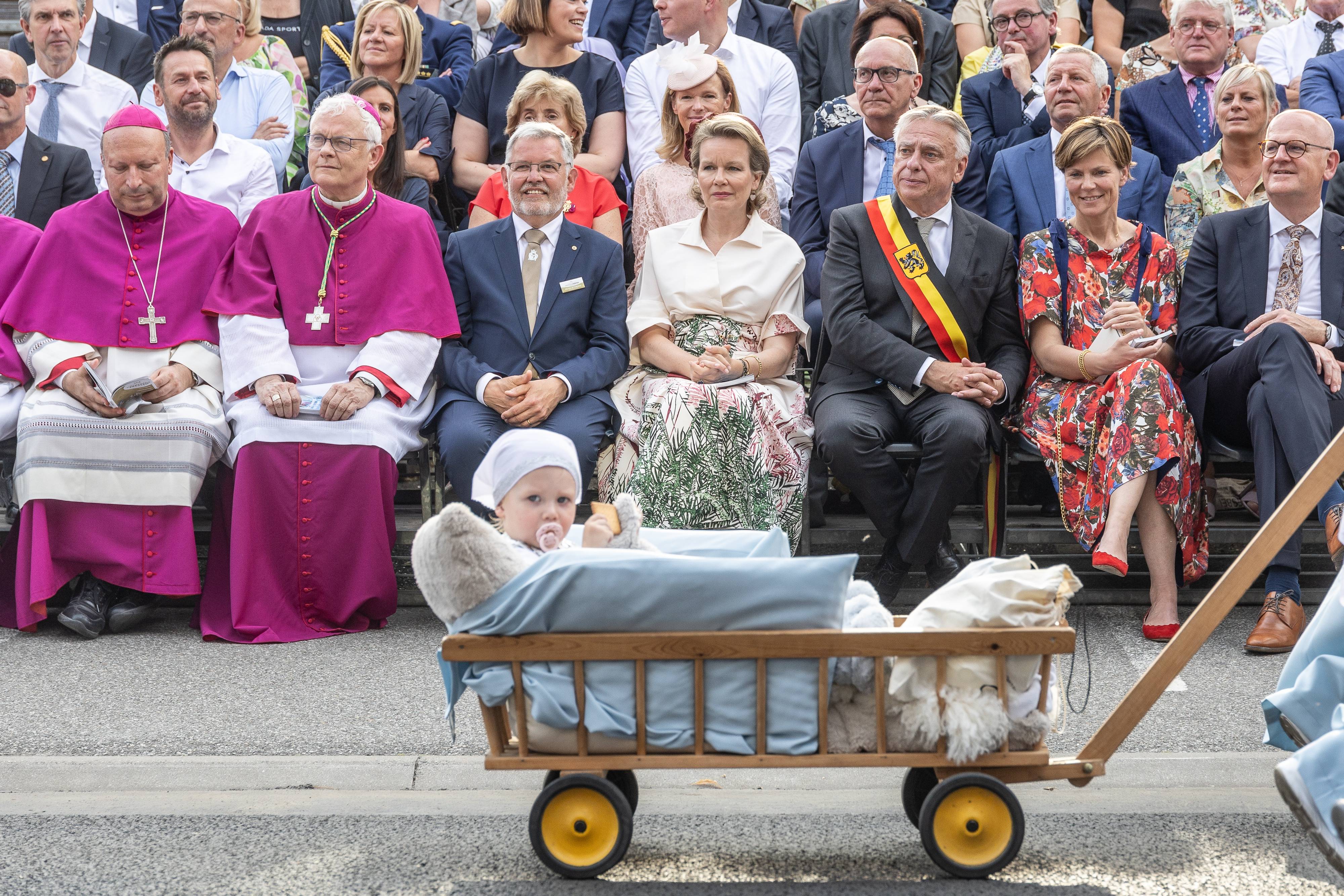 Bei der Krönungsprozession und den Passionsspielen beteiligen sich auch die Kleinsten. Auf der Tribüne Platz genommen haben Belgiens Königin Mathilde (Mitte) und der Bürgermeister von Tongeren (rechts der Königin) Bei der Krönungsprozession und den Passionsspielen beteiligen sich auch die Kleinsten. Auf der Tribüne Platz genommen haben Belgiens Königin Mathilde (Mitte) und der Bürgermeister von Tongeren (rechts der Königin)