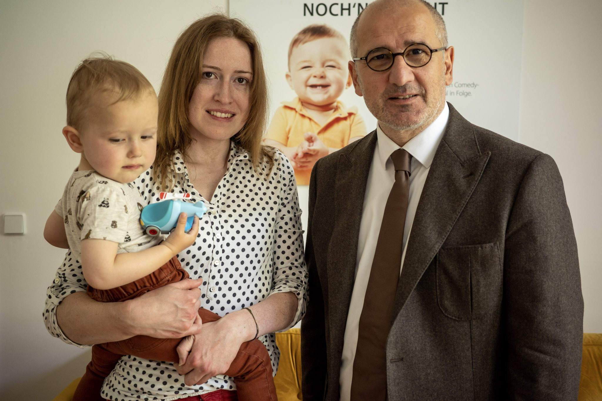 Pro Femina-Wochenende 2023 in Berlin: Eine Mutter mit ihrem Kind zusammen mit dem Pro-Femina-Vorsitzenden Kristijan Aufiero Pro Femina-Wochenende 2023 in Berlin: Eine Mutter mit ihrem Kind zusammen mit dem Pro-Femina-Vorsitzenden Kristijan Aufiero
