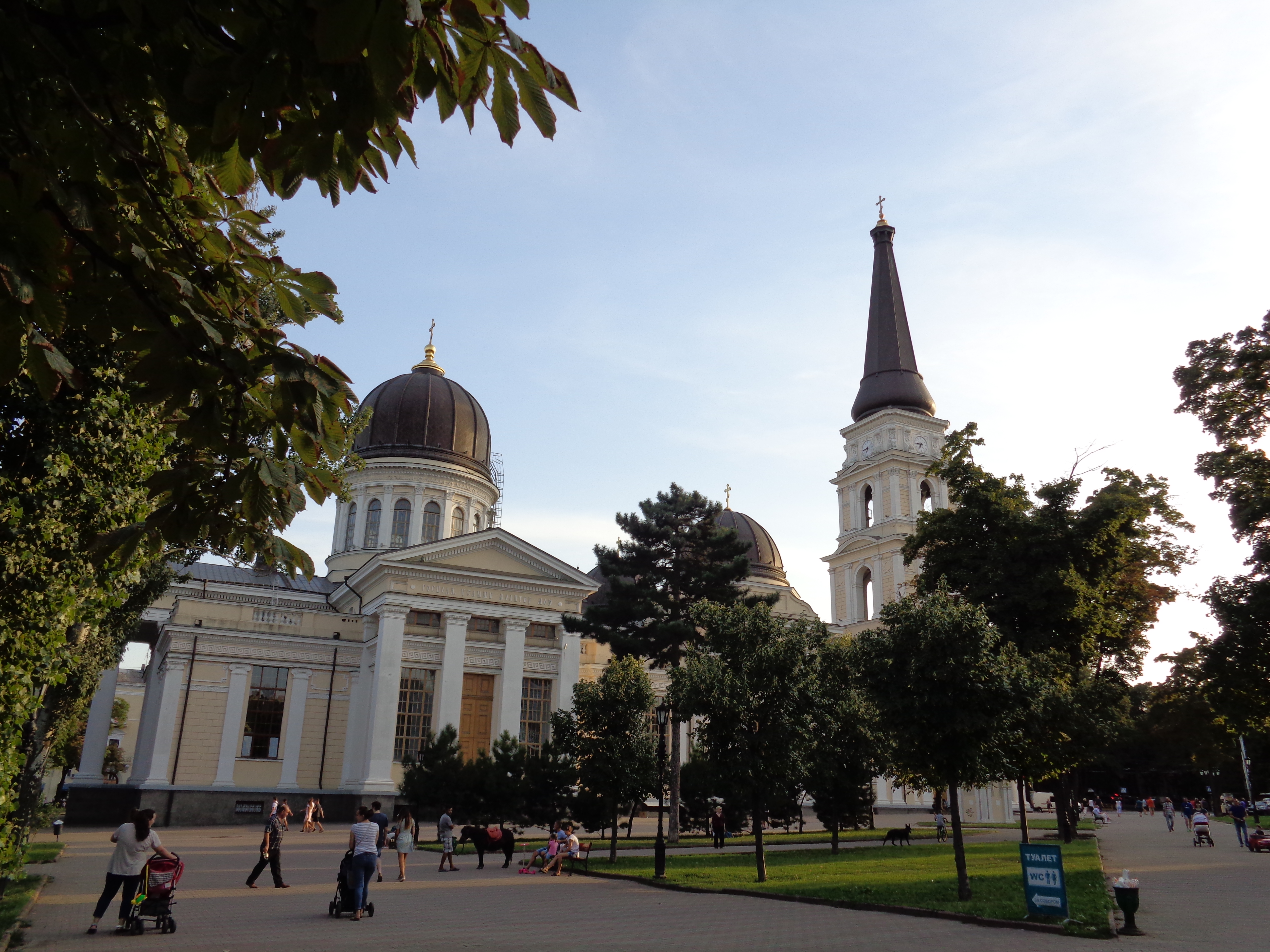 Städtisches Leben rund um die Verklärungskathedrale in der Altstadt von Odessa: Unter Stalin zerstört, mit Spenden wieder aufgebaut, leiden Kirche und Stadt heute unter russischem Raketenterror Städtisches Leben rund um die Verklärungskathedrale in der Altstadt von Odessa: Unter Stalin zerstört, mit Spenden wieder aufgebaut, leiden Kirche und Stadt heute unter russischem Raketenterror
