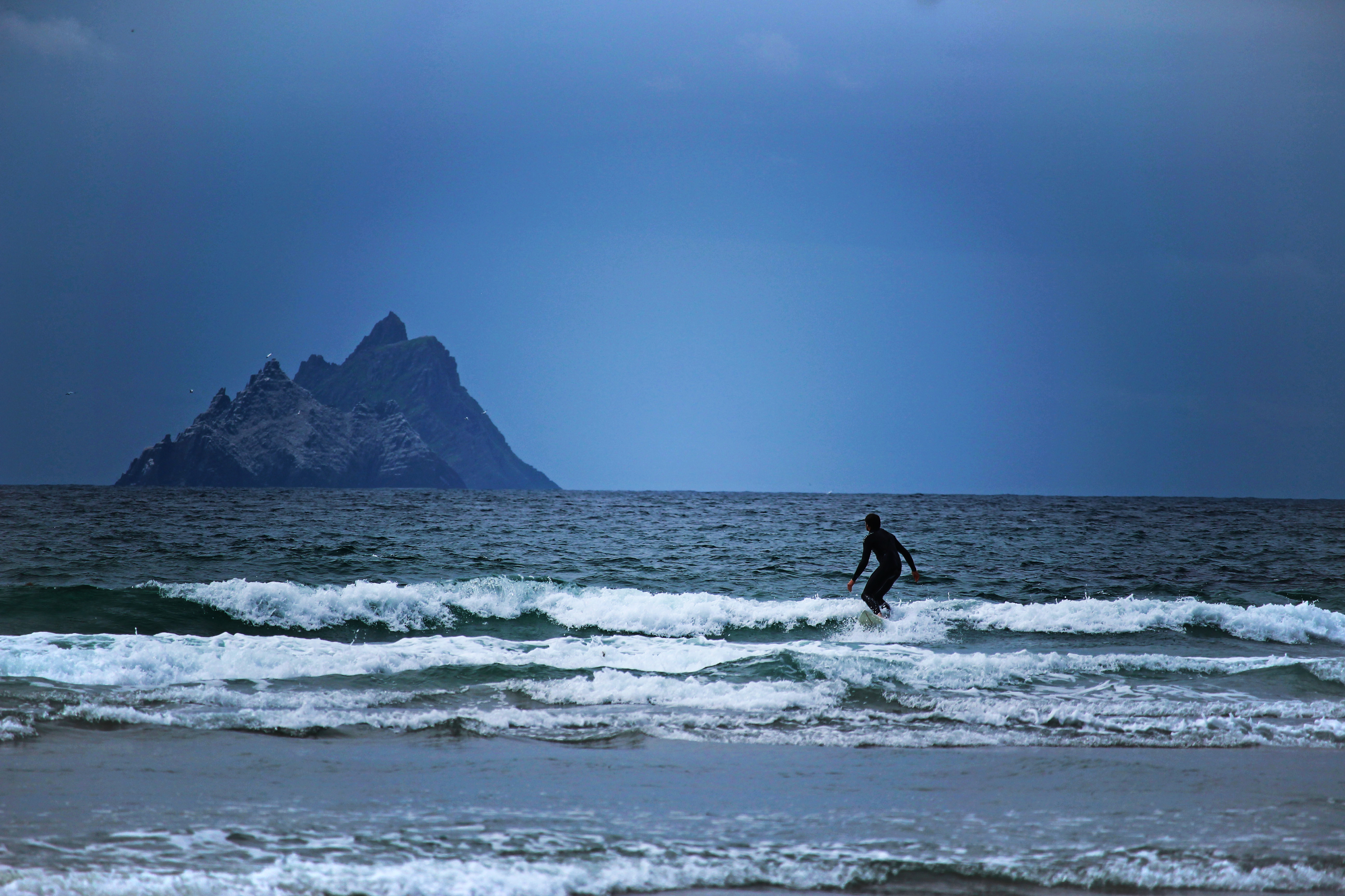 Tief im Westen: Surfer vor der irischen Insel Little Skellig im Atlantischen Ozean Tief im Westen: Surfer vor der irischen Insel Little Skellig im Atlantischen Ozean