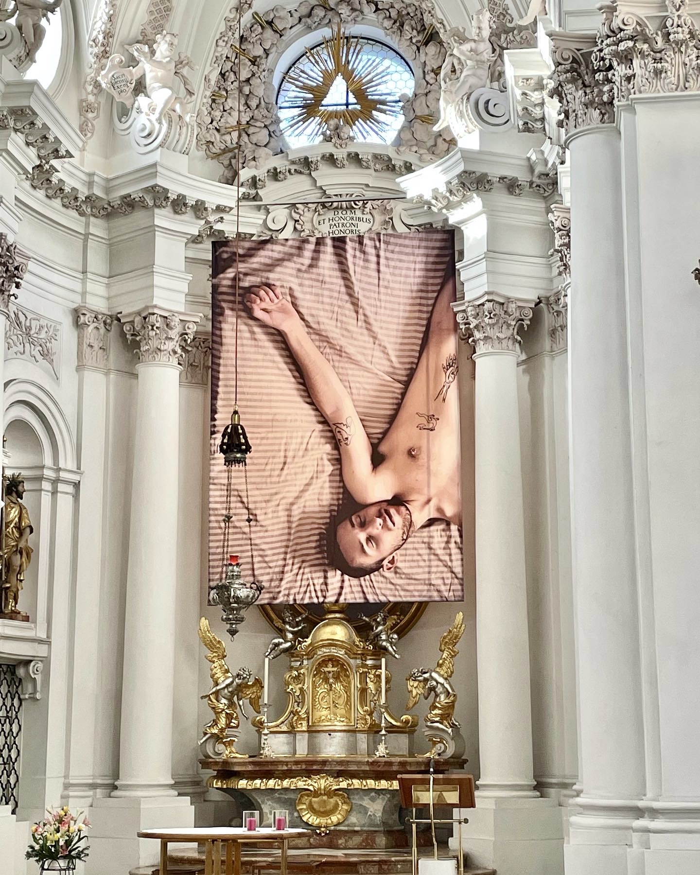 Während der Fastenzeit 2022 stellte die Innsbrucker Universitätskirche die Fotoinstallation von Carmen Brucic mit dem Titel „Tired“ aus Während der Fastenzeit 2022 stellte die Innsbrucker Universitätskirche die Fotoinstallation von Carmen Brucic mit dem Titel „Tired“ aus