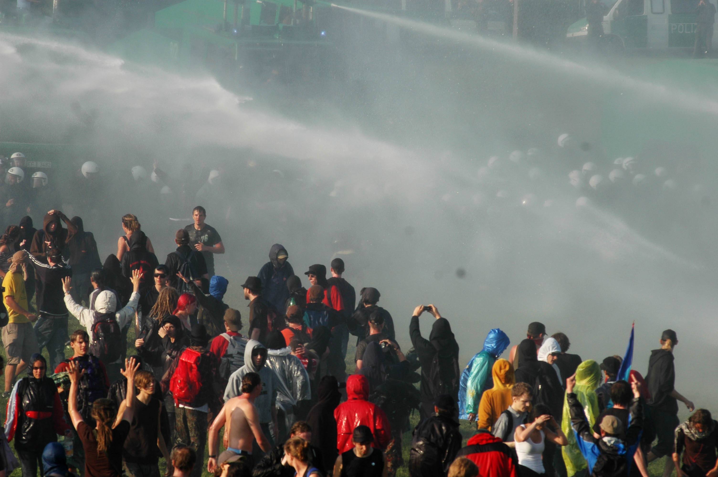 Wasserwerfer der Polizei gehen in Heiligendamm gegen G8-Gegendemonstranten vor, 7. Juni 2007: Angriffe abgewehrt und standgehalten Wasserwerfer der Polizei gehen in Heiligendamm gegen G8-Gegendemonstranten vor, 7. Juni 2007: Angriffe abgewehrt und standgehalten
