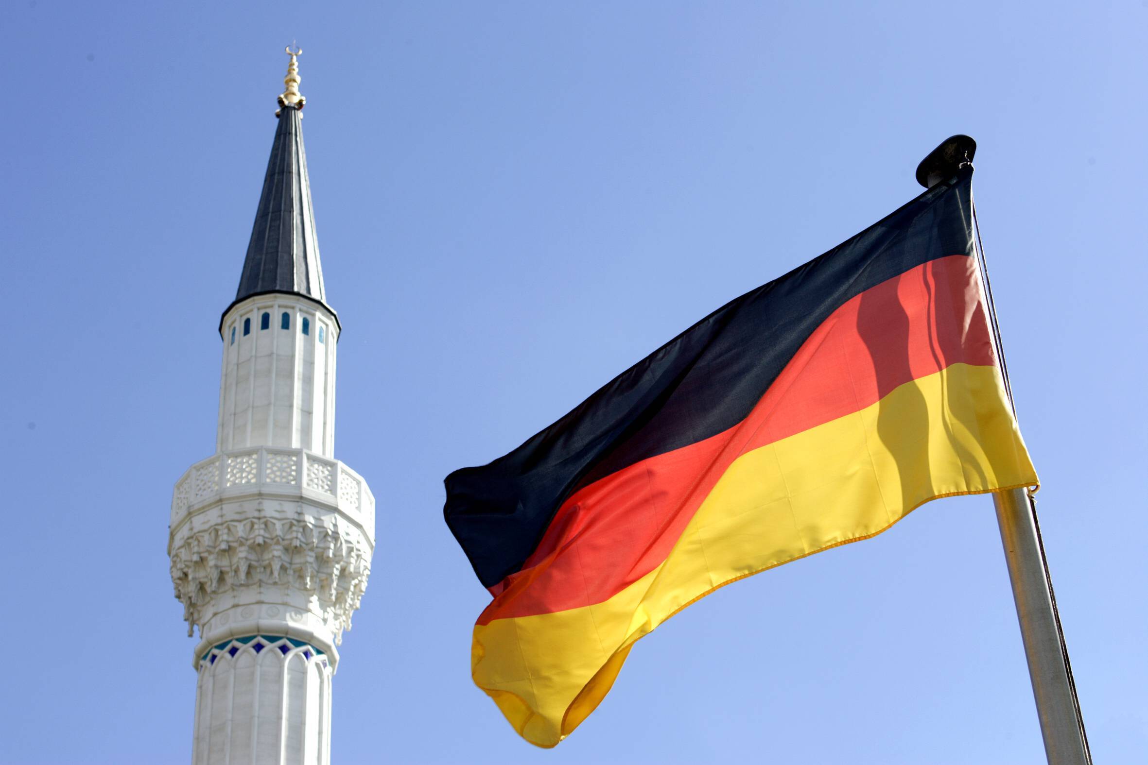 Islam in Deutschland Deutschlandflagge und Moschee