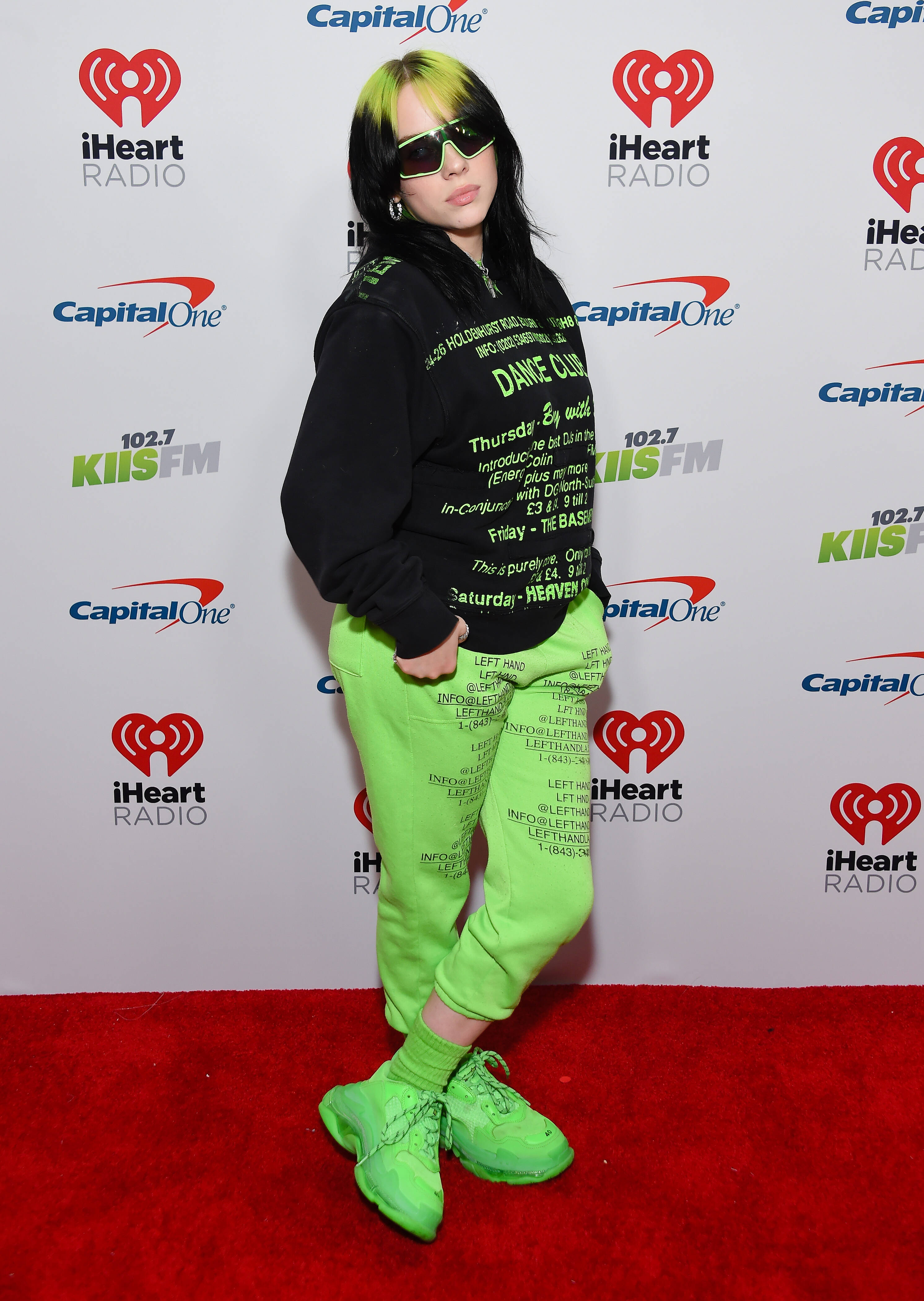 Billie Eilish, hier im Dezember 2019, in ihrer typischen „Uniform“: Ugly Sneaker, Jogginghose, XL-Oberteil. 2021 änderte sie ihren Stil, zur Überraschung ihrer Fans Billie Eilish, hier im Dezember 2019, in ihrer typischen „Uniform“: Ugly Sneaker, Jogginghose, XL-Oberteil. 2021 änderte sie ihren Stil, zur Überraschung ihrer Fans