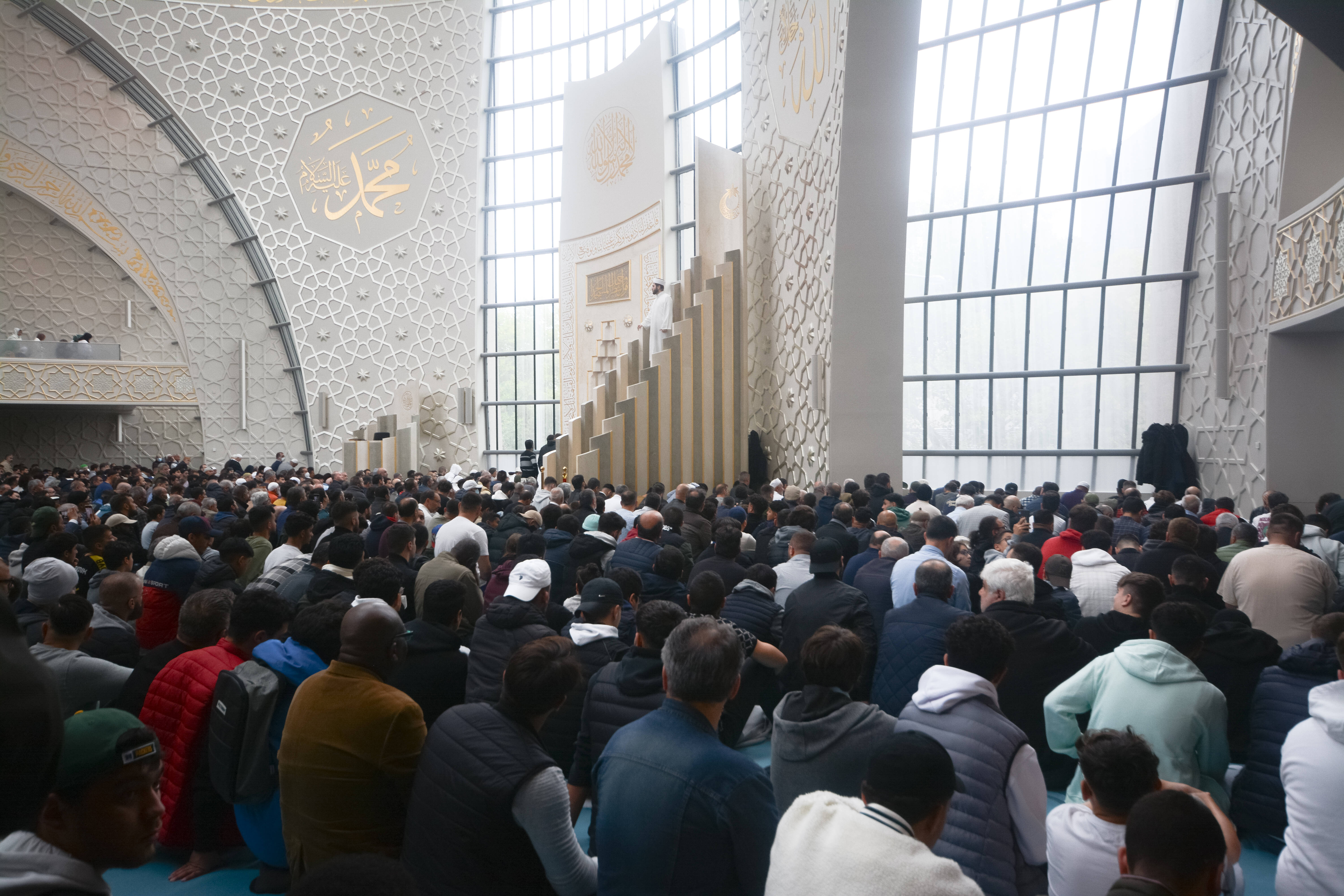 Männer treffen sich zum Gebet in der Ditib-Zentralmoschee in Köln. Seit Oktober 2022 ist dort ein öffentlicher und regelmäßiger Muezzinruf im Innenhof genehmigt Männer treffen sich zum Gebet in der Ditib-Zentralmoschee in Köln. Seit Oktober 2022 ist dort ein öffentlicher und regelmäßiger Muezzinruf im Innenhof genehmigt