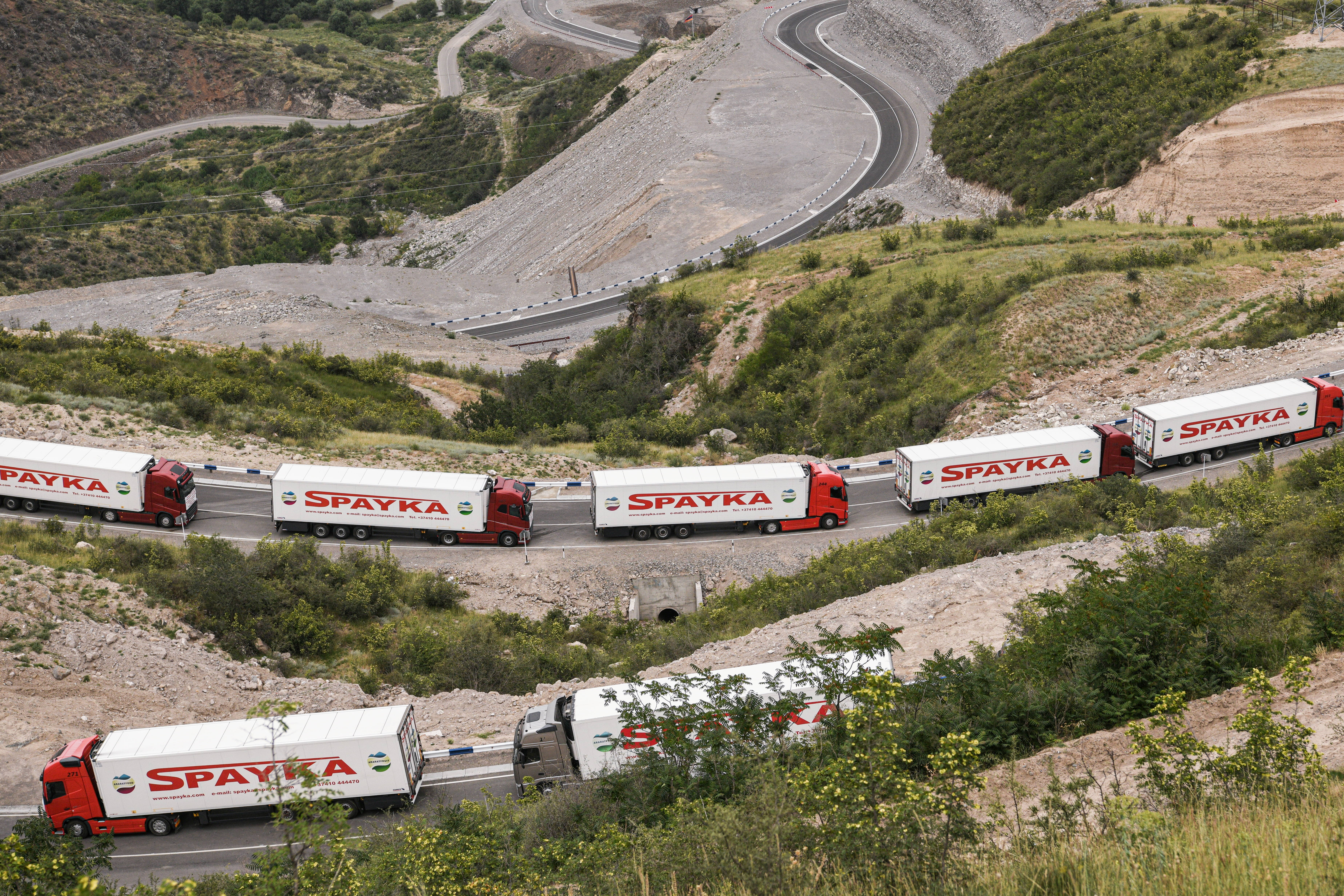 Eine Schlange von Lkw mit humanitärer Hilfe für Bergkarabach aus Armenien, die unweit eines durch Baku eingerichteten Kontrollpunkts am Latschin-Korridor festsitzen, 30. Juli 2023: Im Juni und Juli strandeten am Latschin-Korridor mehrere Dutzend Lkw Eine Schlange von Lkw mit humanitärer Hilfe für Bergkarabach aus Armenien, die unweit eines durch Baku eingerichteten Kontrollpunkts am Latschin-Korridor festsitzen, 30. Juli 2023: Im Juni und Juli strandeten am Latschin-Korridor mehrere Dutzend Lkw