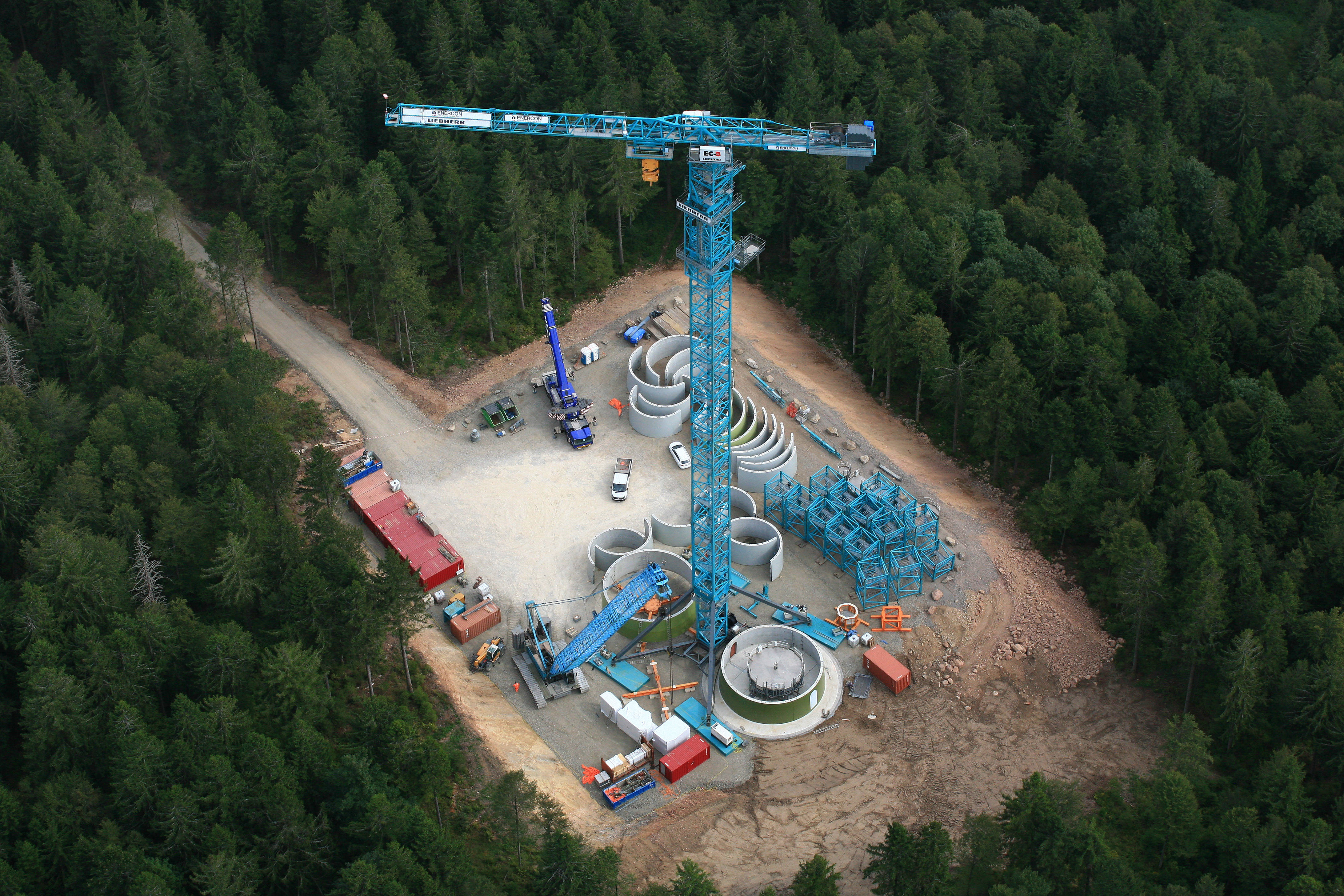 Aufbau eines Windrades in Gersbach im Südschwarzwald: Die Bundesregierung will zwei Prozent der gesamten Landfläche Deutschlands mit Windrädern zubauen lassen Aufbau eines Windrades in Gersbach im Südschwarzwald: Die Bundesregierung will zwei Prozent der gesamten Landfläche Deutschlands mit Windrädern zubauen lassen